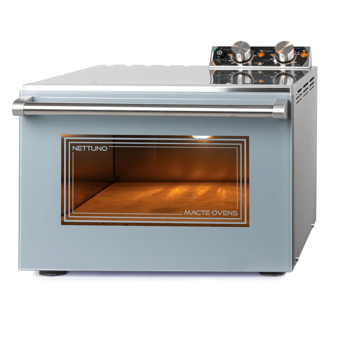 Un forno grigio chiaro con porta in vetro, maniglia in metallo e controlli sopra.