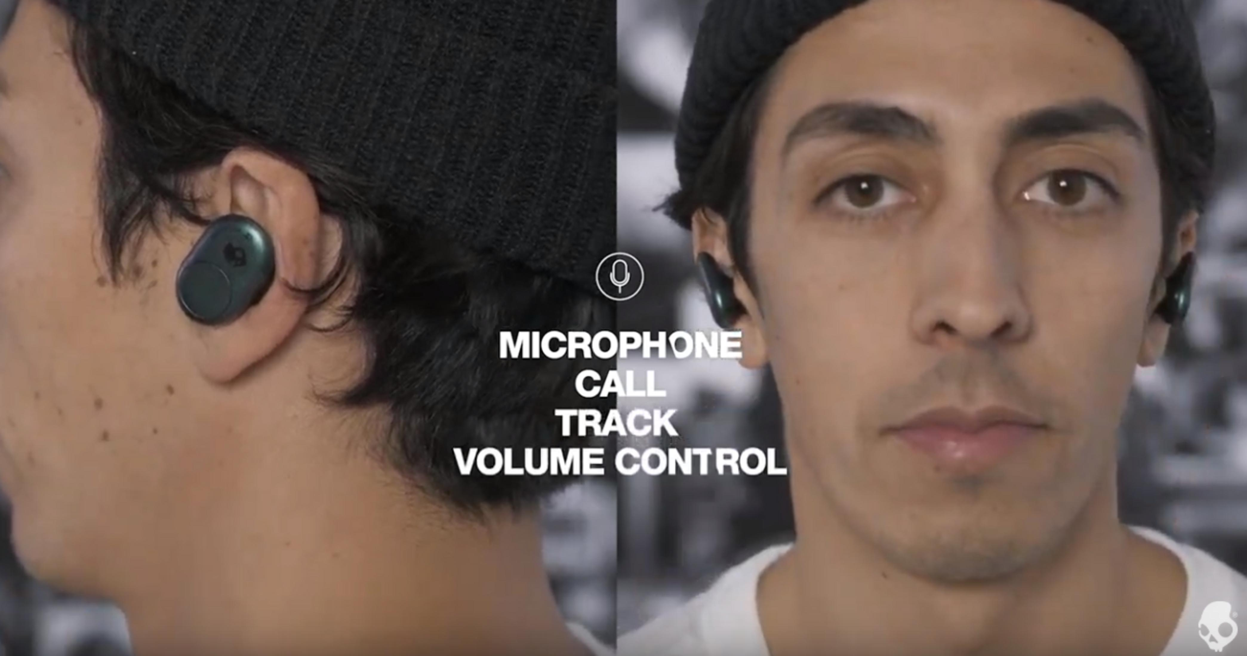 Een man draagt zwarte oordopjes. Tekst noemt microfoon, bellen, track, volume.