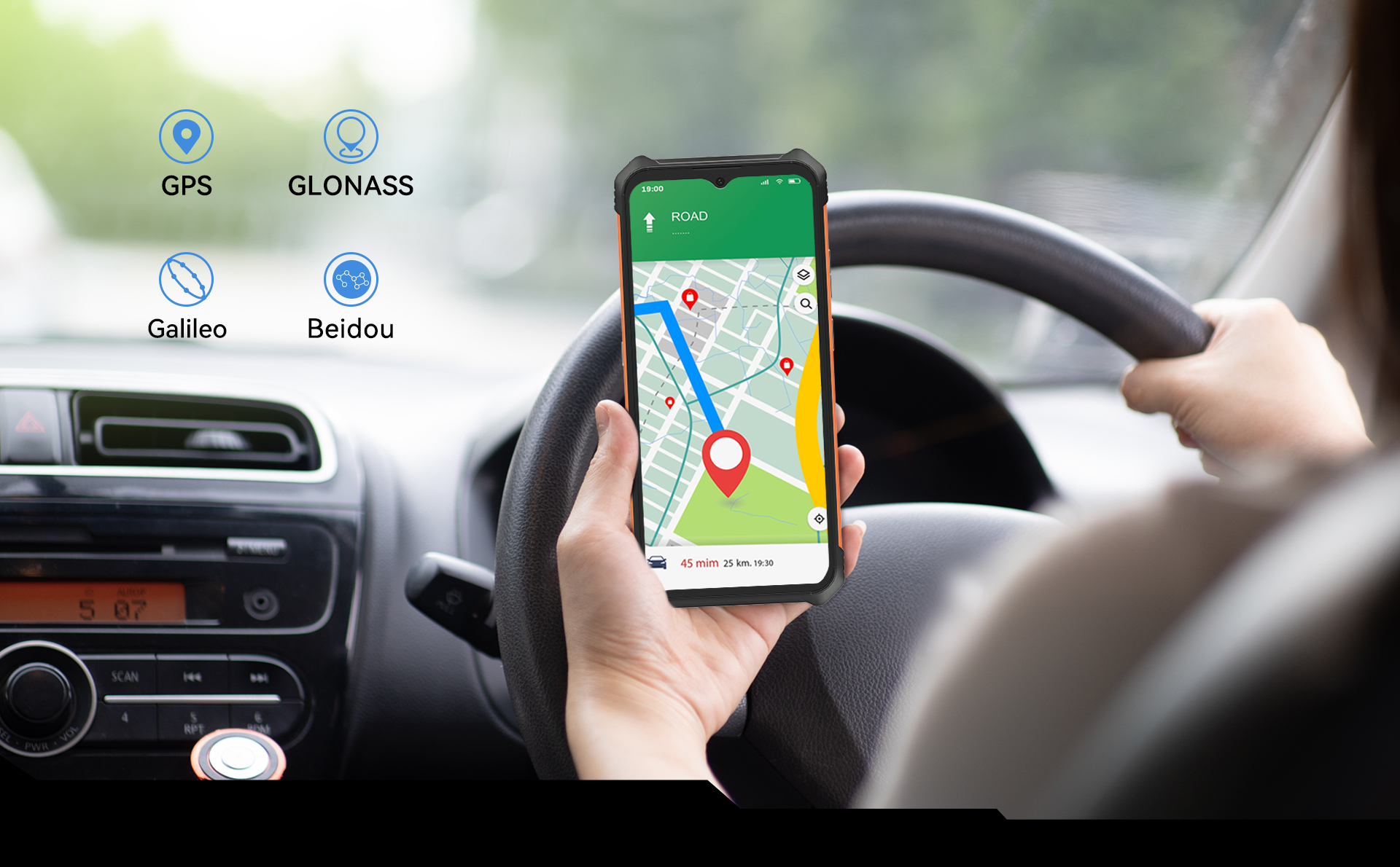 Dłoń trzyma telefon z aplikacją nawigacyjną za kierownicą samochodu. Ikony GPS.
