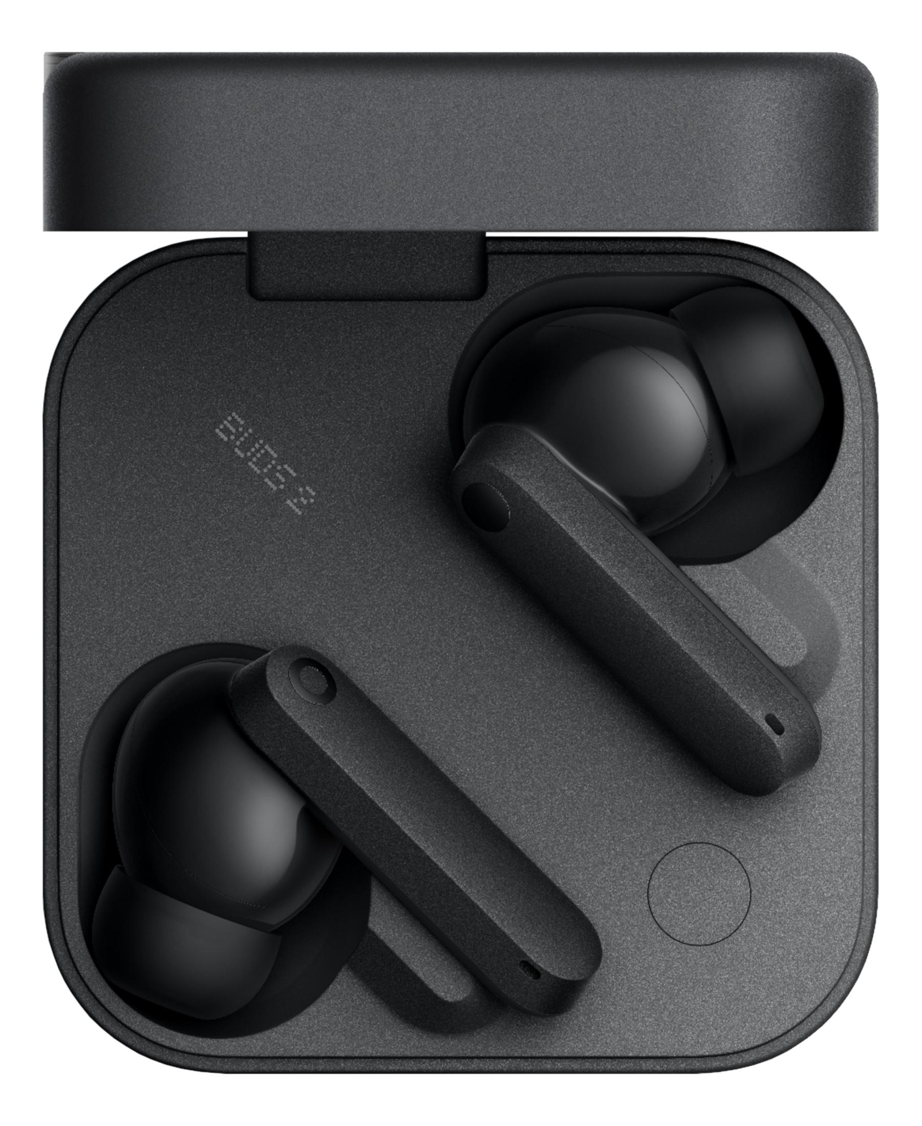 Czarne słuchawki bezprzewodowe z etui ładującym i grawerem.