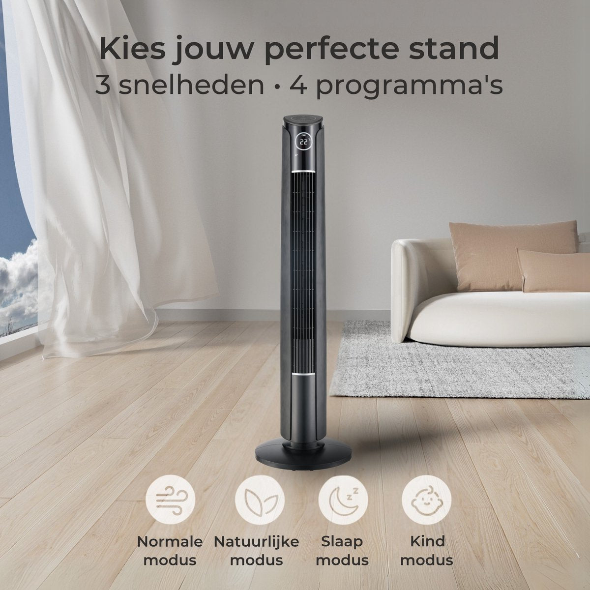 Ein schwarzer Turmventilator steht auf einem Holzboden vor einem Sofa.