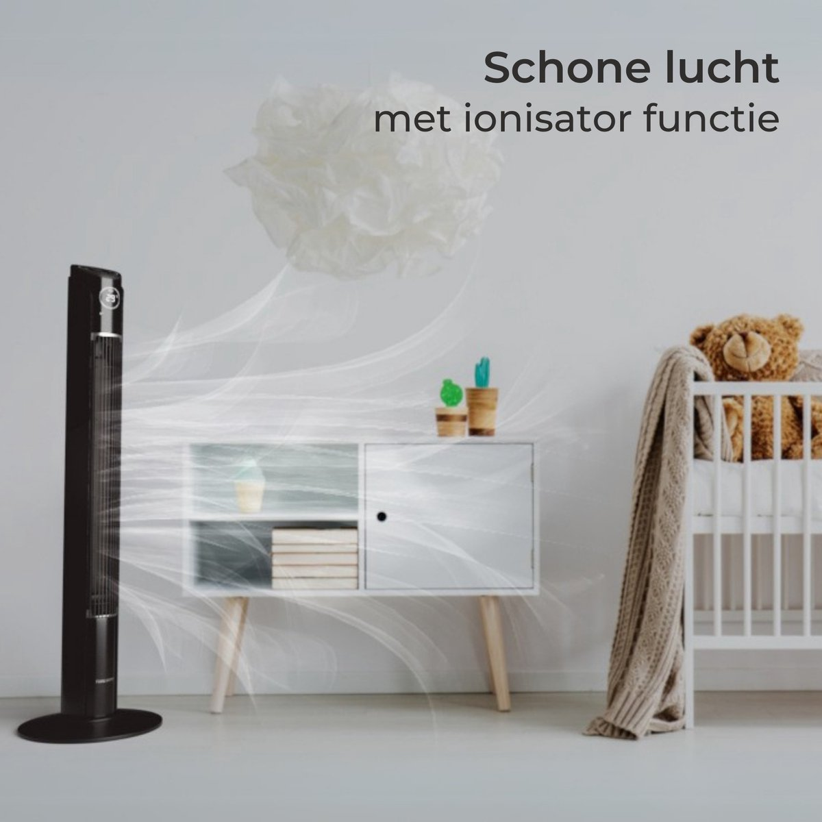 Ein schwarzer Turmventilator mit Luftstrom vor einem weißen Schrank und Kinderbett.