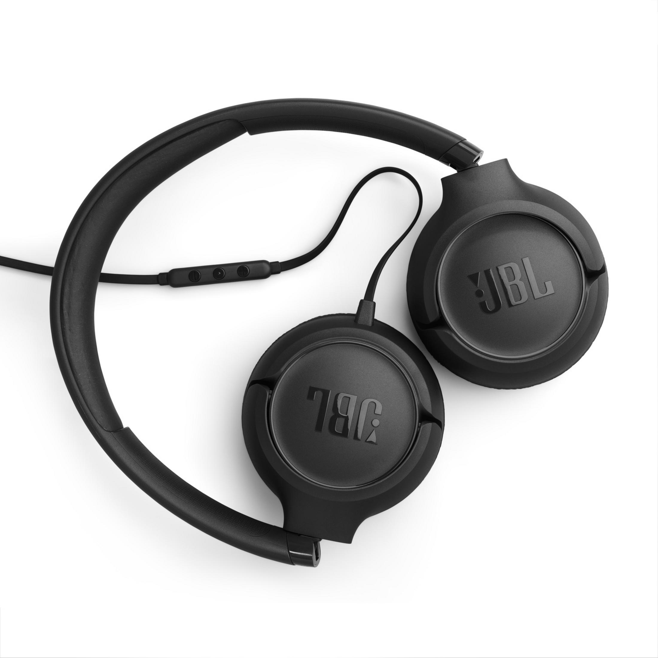 Cuffie JBL nere con cavo e padiglioni su sfondo bianco.