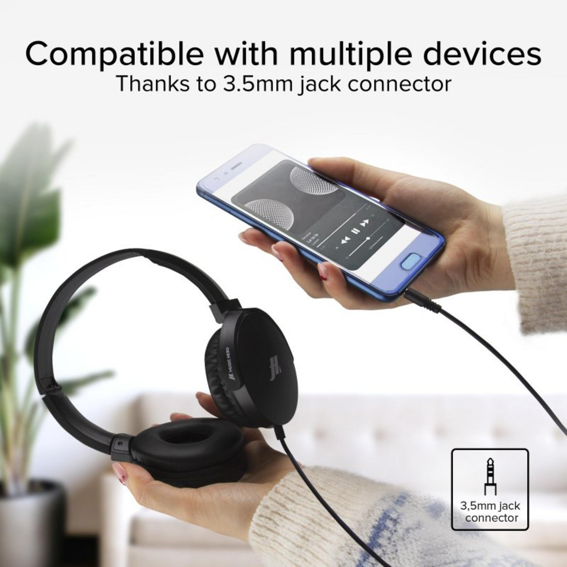 Czarne słuchawki z wtykiem 3,5 mm podłączone do niebieskiego smartfona.