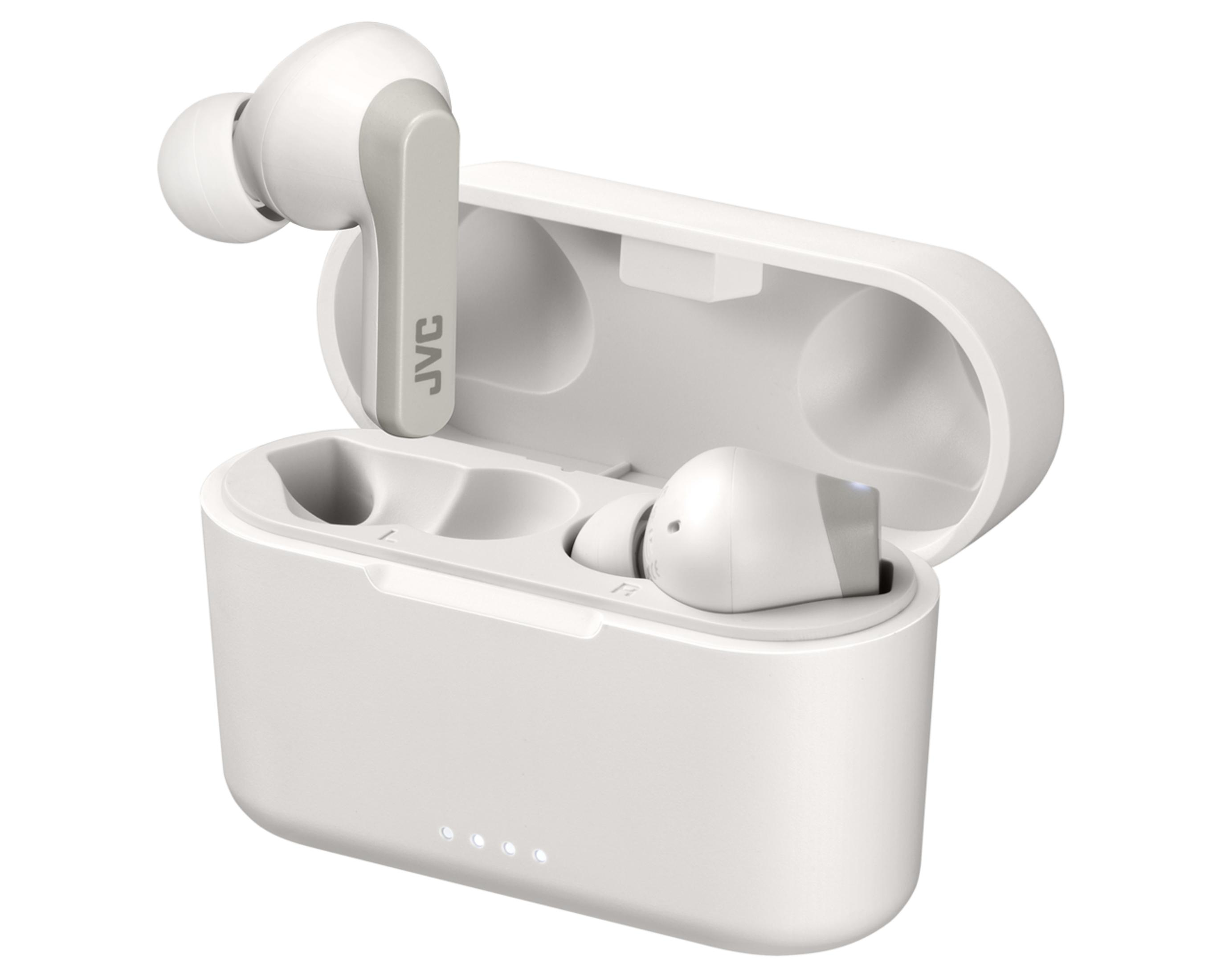 Białe słuchawki JVC w białym etui ładującym. Jeden słuchawkę włożono.