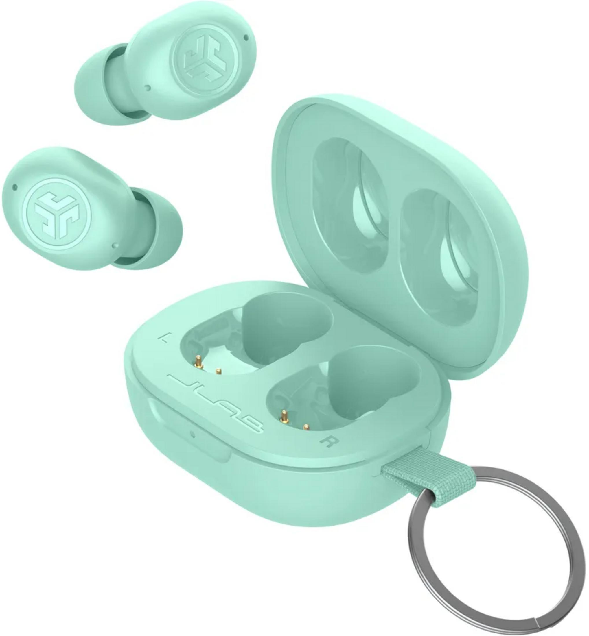 Auricolari wireless verde menta con custodia di ricarica. Due auricolari fuori dalla custodia.