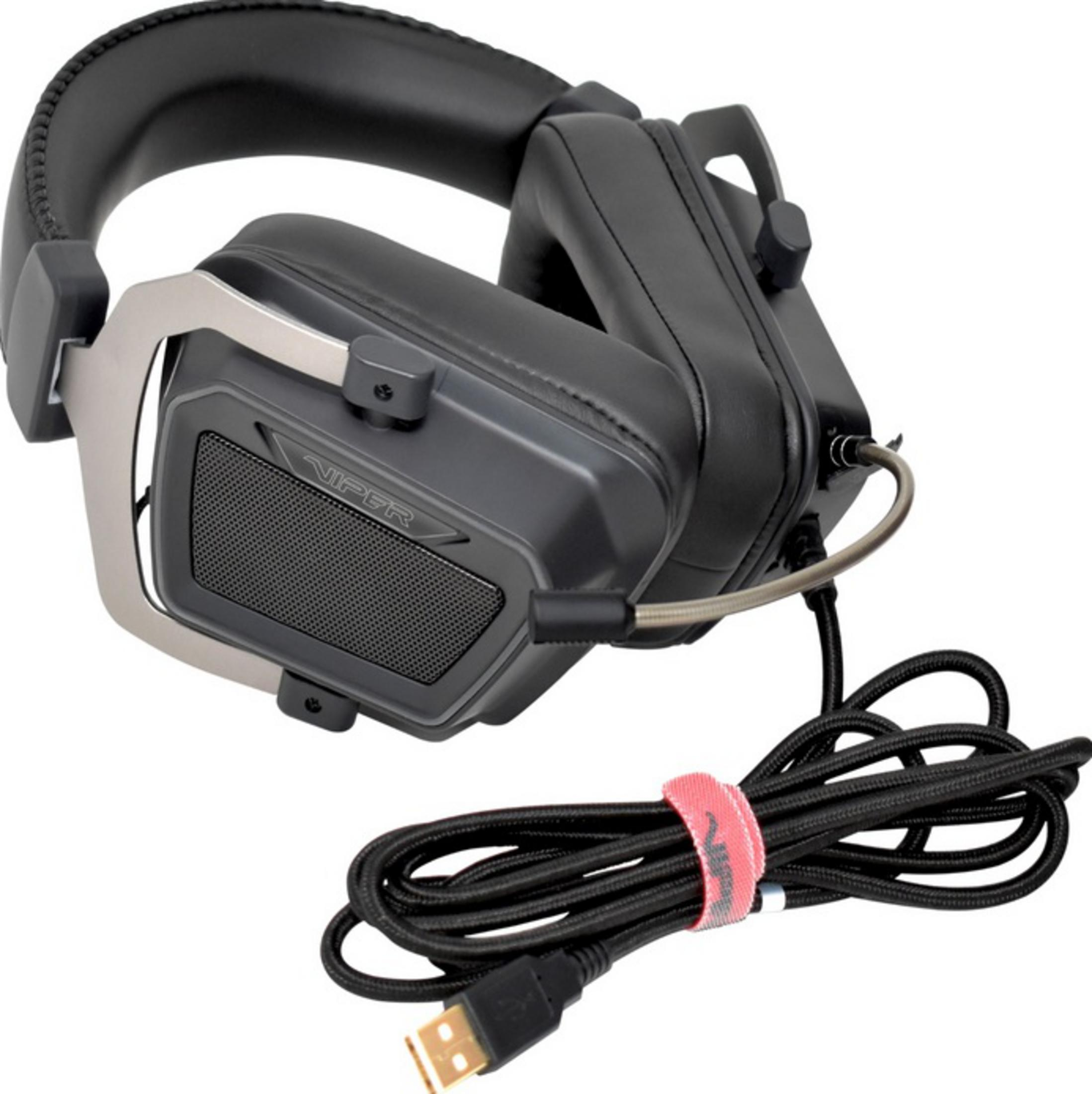 Cuffie da gaming nere con accenti argentati e cavo USB.