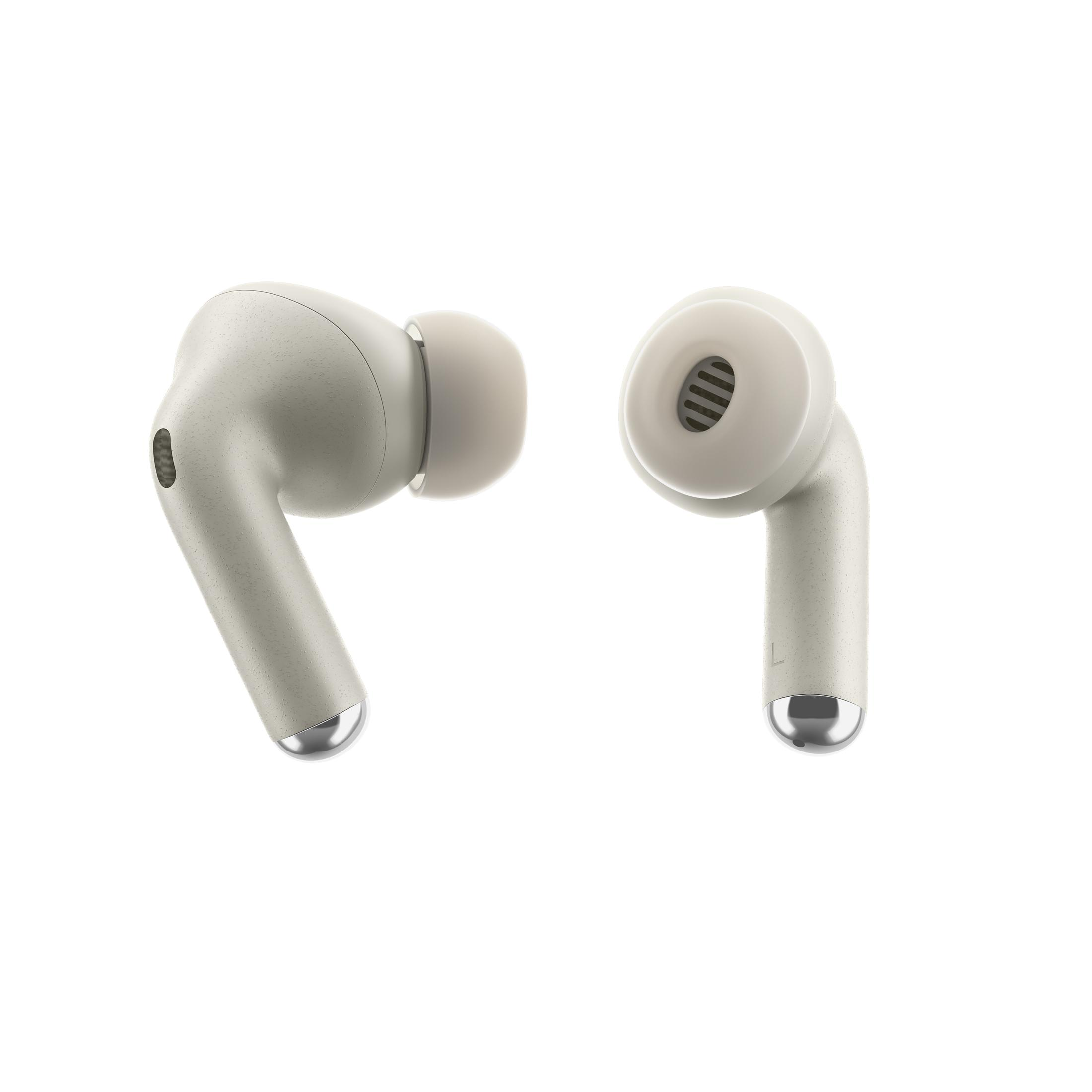 Dwa beżowe słuchawki bezprzewodowe z srebrnymi końcówkami na białym tle.