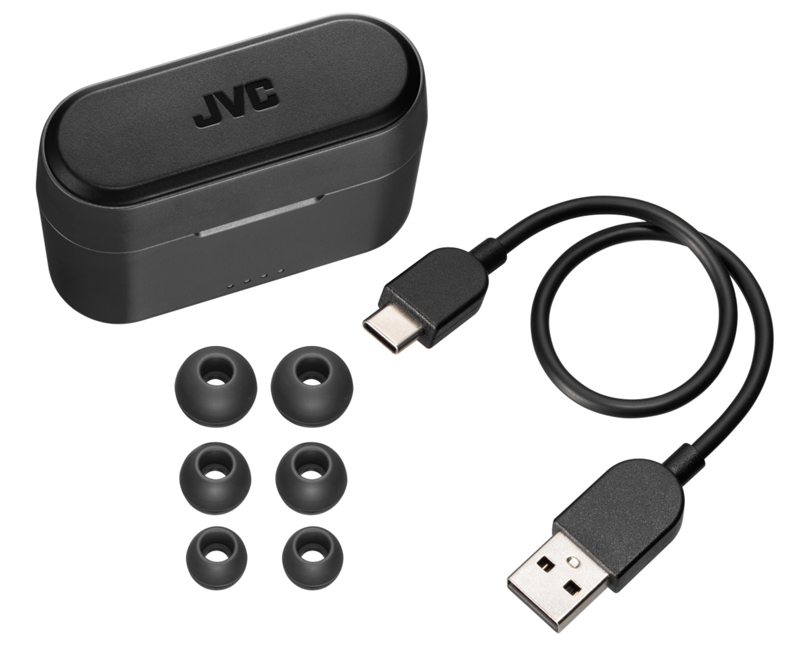 Czarne etui ładujące JVC, kabel USB-C i kilka wkładek dousznych na białym tle.