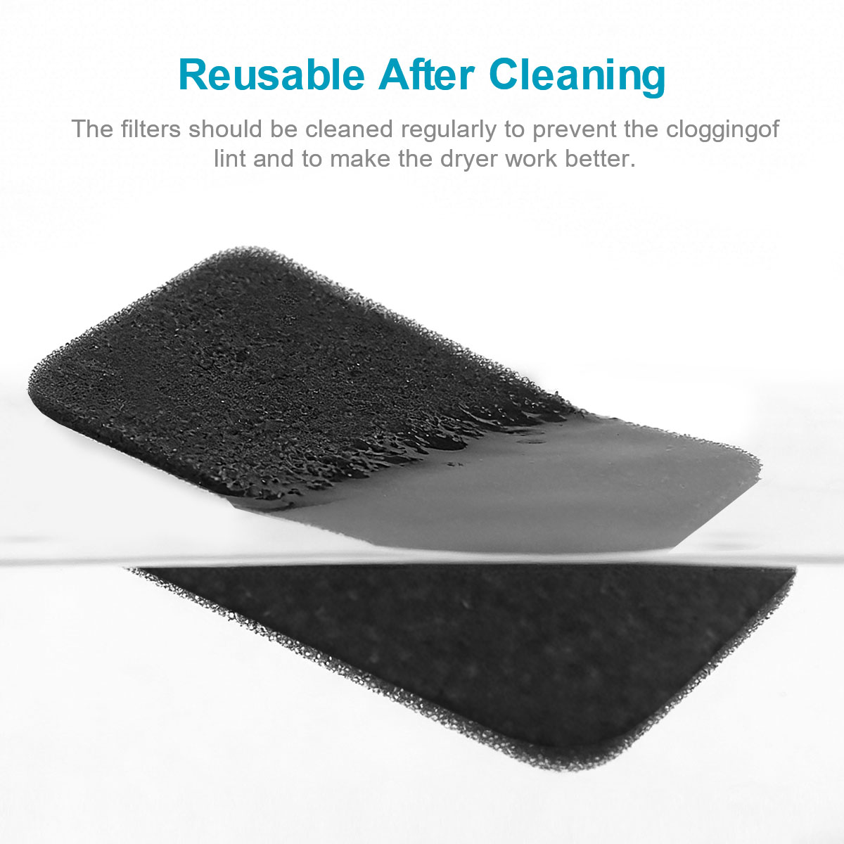 Czarny filtr piankowy jest zanurzony do połowy w wodzie.