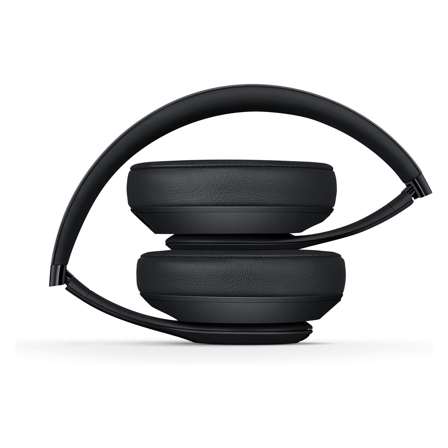 Casque noir, plié, sur fond blanc.