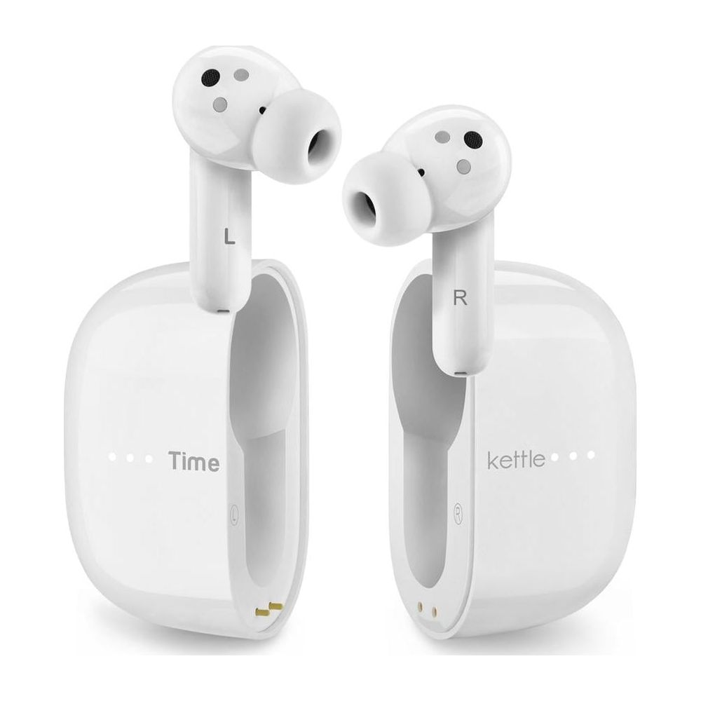 Dwa białe słuchawki douszne z etui ładującym, oznaczone 'Time' i 'kettle'.