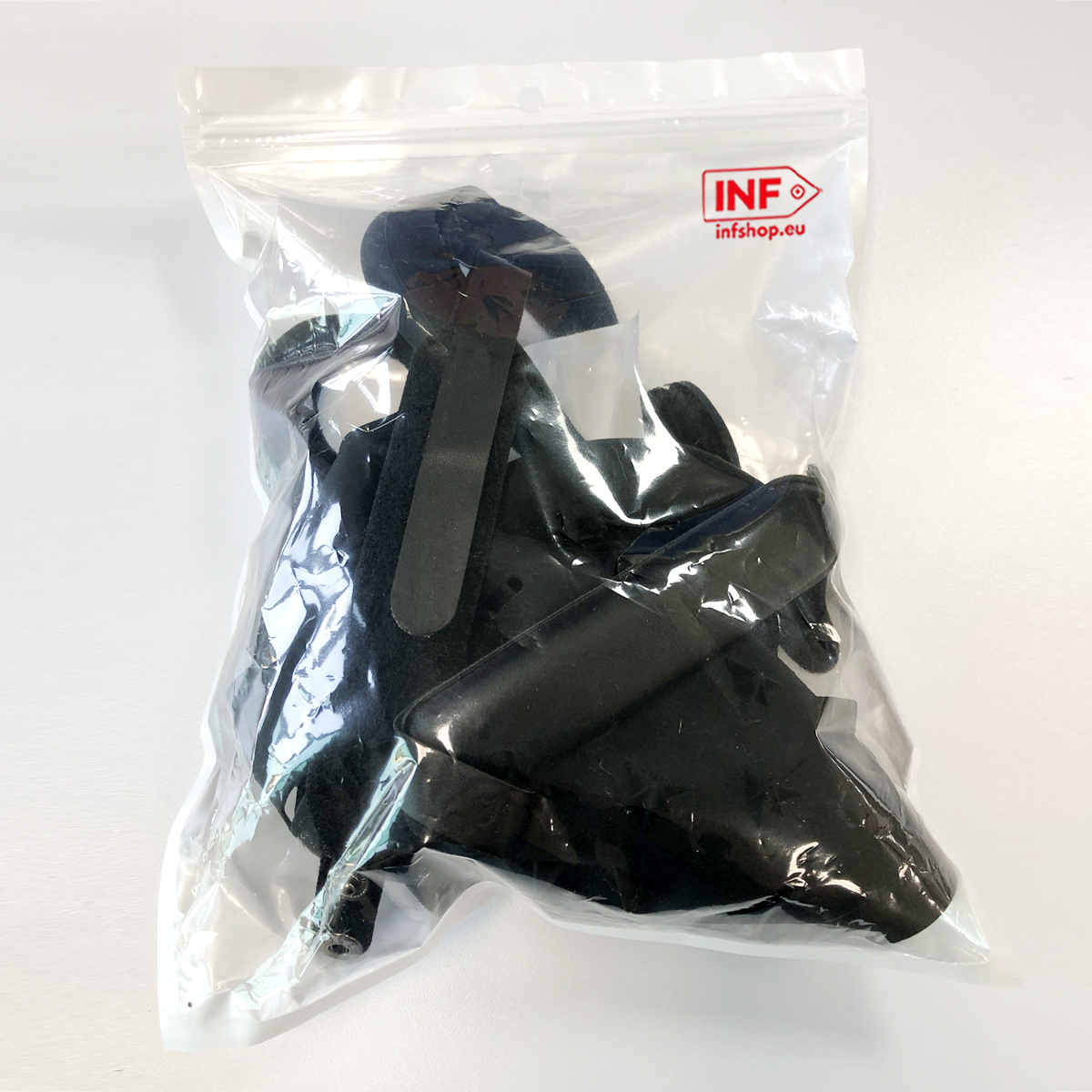 Czarny zestaw na kolano w przezroczystej torbie plastikowej z logo INF.