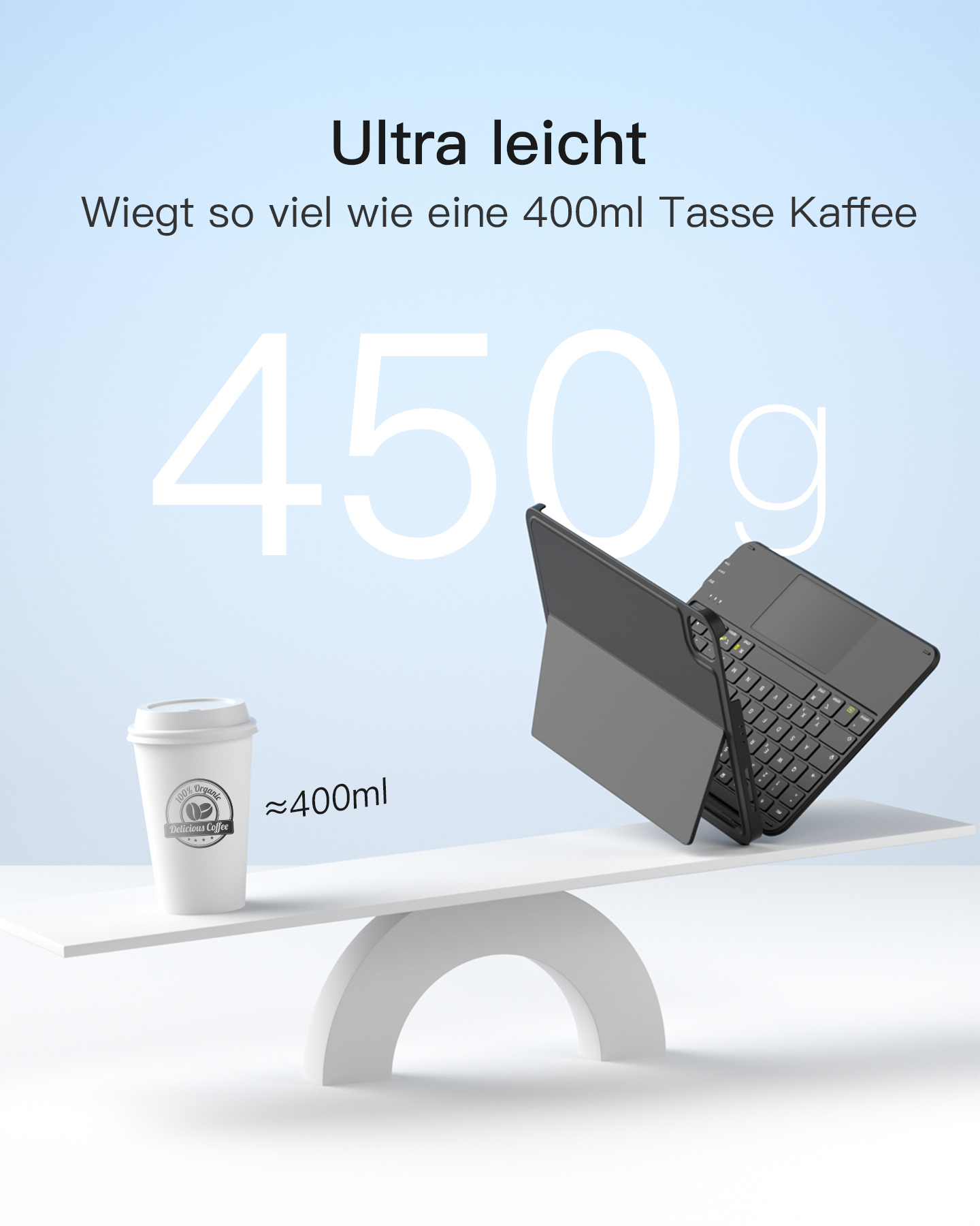 Eine Waage zeigt eine Kaffeetasse und ein Tablet-Tastatur-Case, beide wiegen 450g.