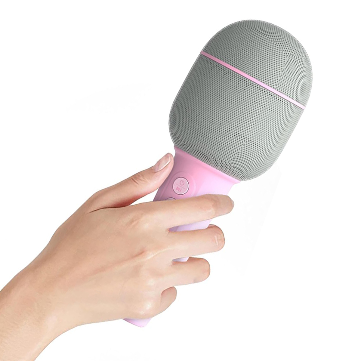 Una mano tiene un microfono rosa con griglia dell'altoparlante grigia.