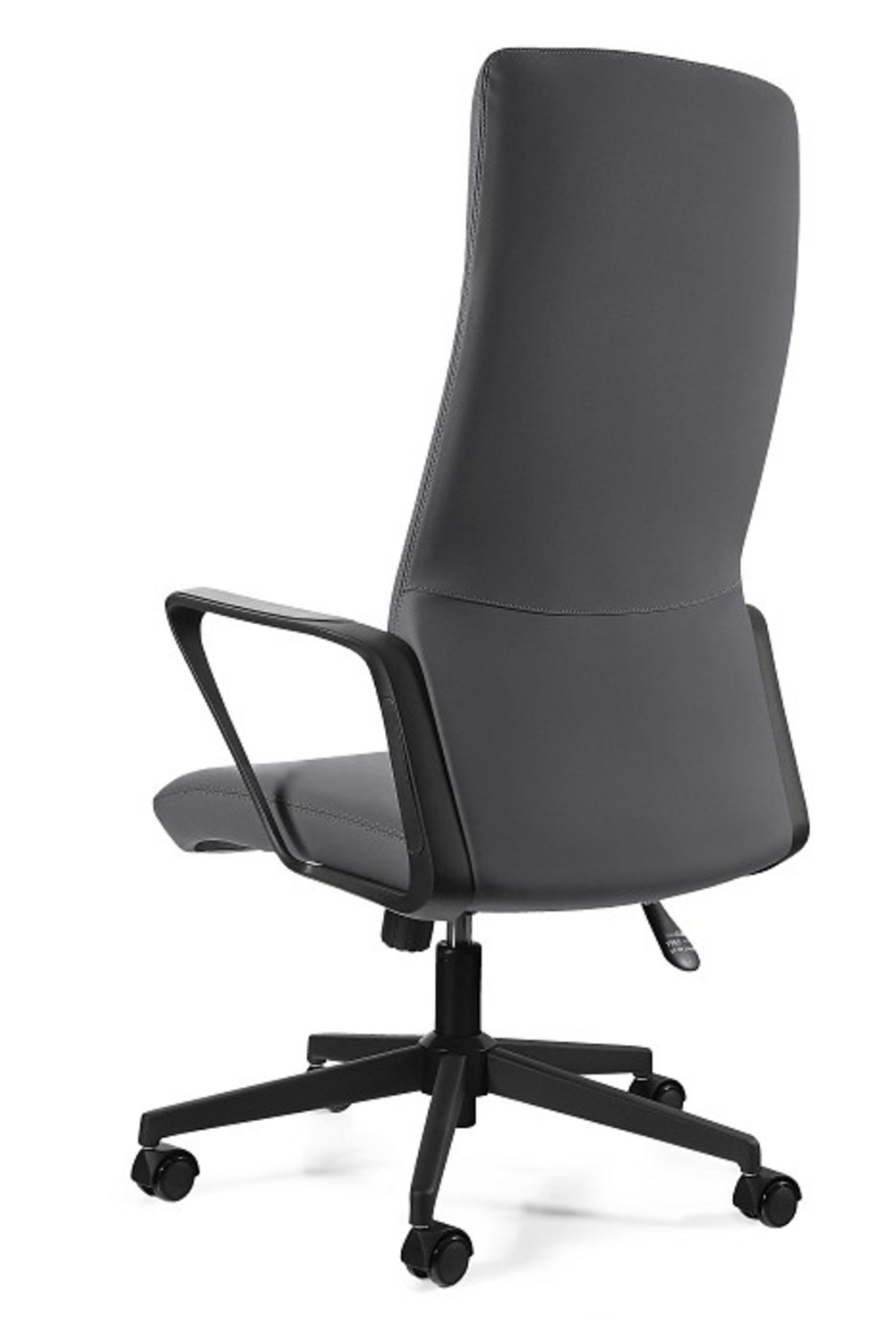 Szare krzesło biurowe widziane od tyłu, z czarnymi podłokietnikami i kółkami.