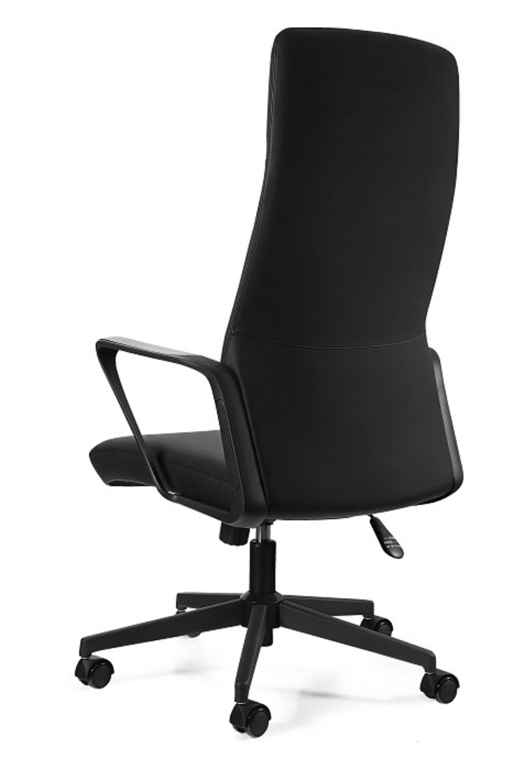 Czarny fotel biurowy z wysokim oparciem, podłokietnikami i kółkami.