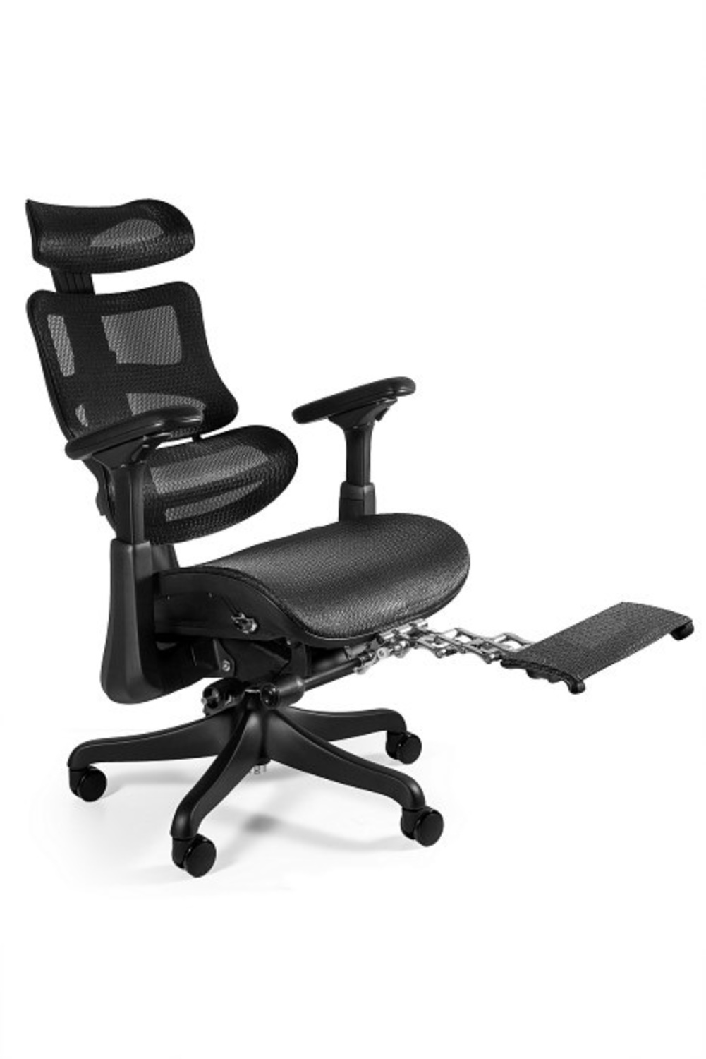 Czarny fotel biurowy z siatkowym oparciem, regulowanymi podłokietnikami i wysuwanym podnóżkiem.