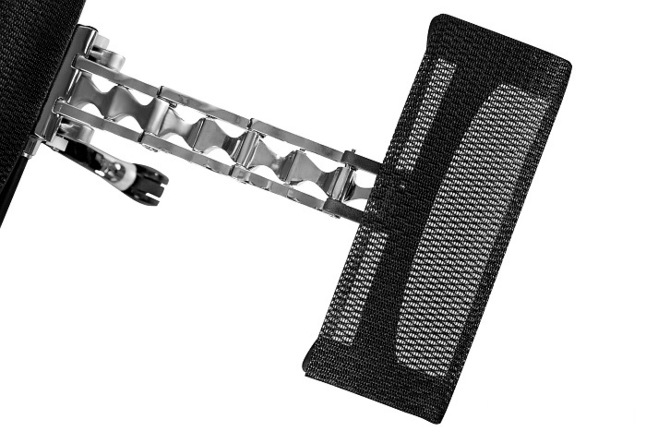 Część metalowej ramy przymocowana do czarnej siatki, na białym tle.