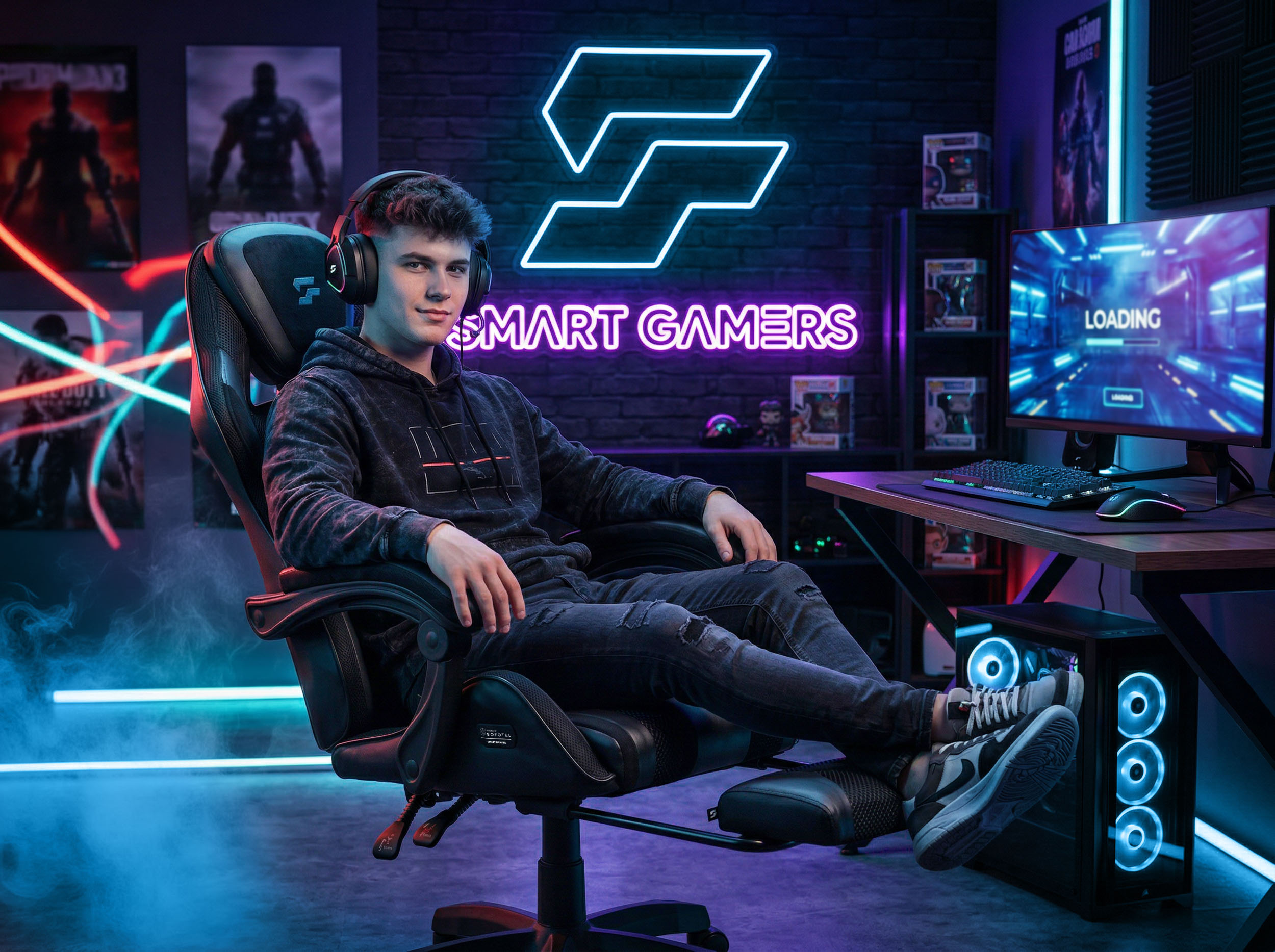 Młody mężczyzna w fotelu gamingowym, w słuchawkach, przed komputerem i neonami.