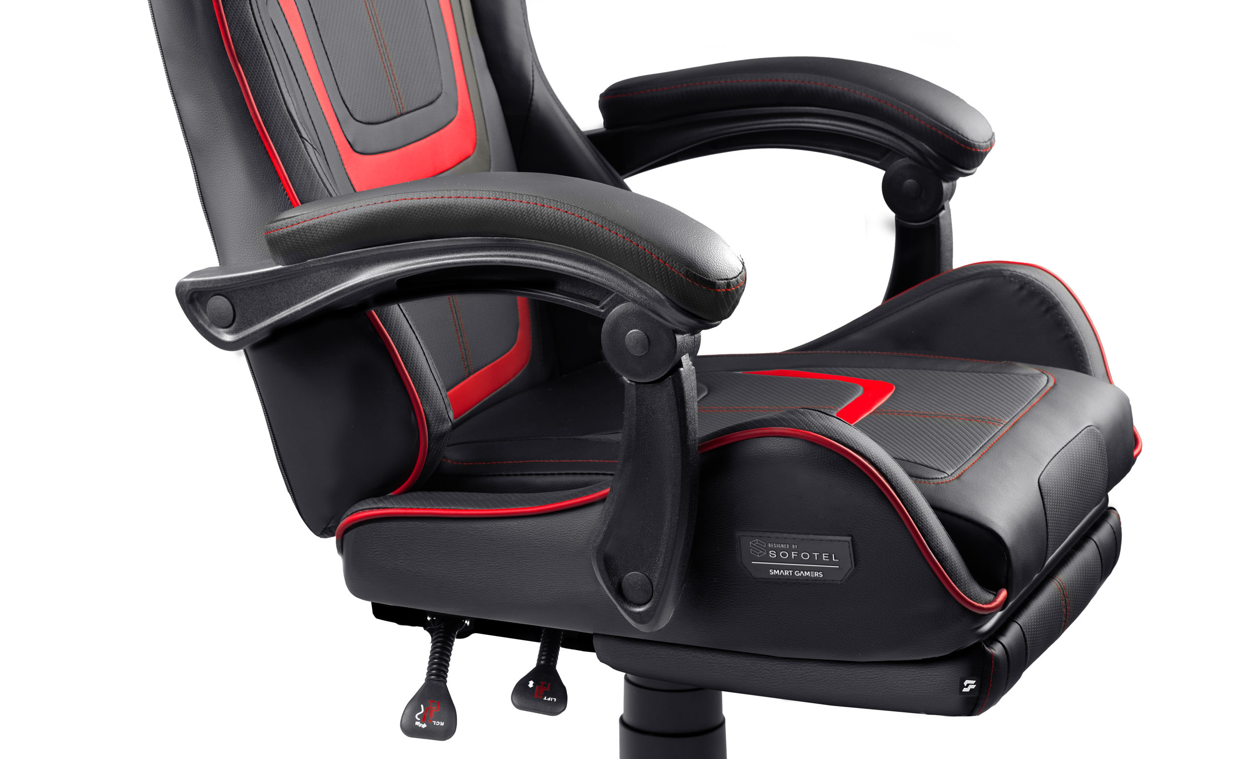 Czarny fotel gamingowy z czerwonymi akcentami i przeszyciami, na białym tle.