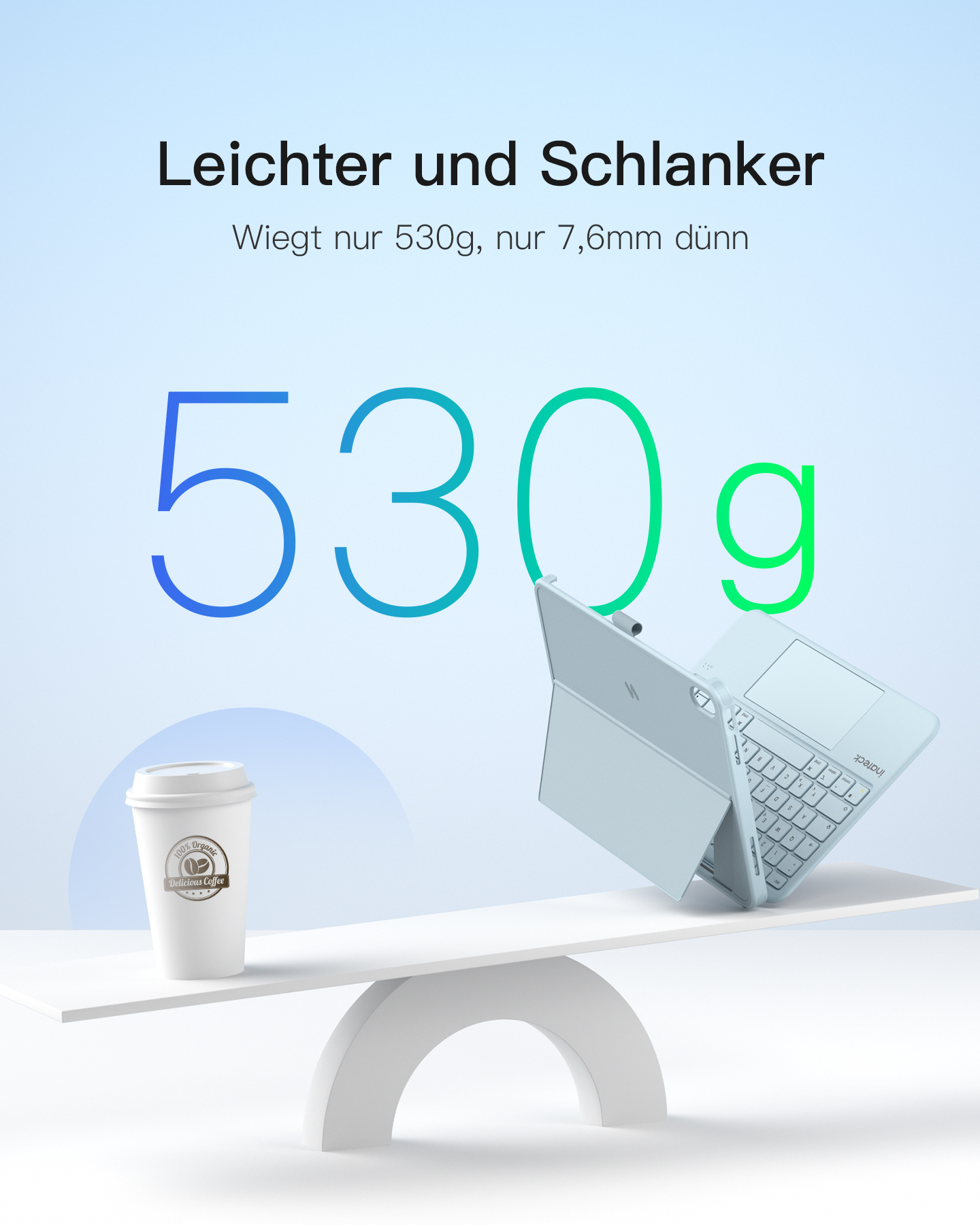 Eine Waage zeigt ein Tablet und eine Kaffeetasse, die 530g wiegen.