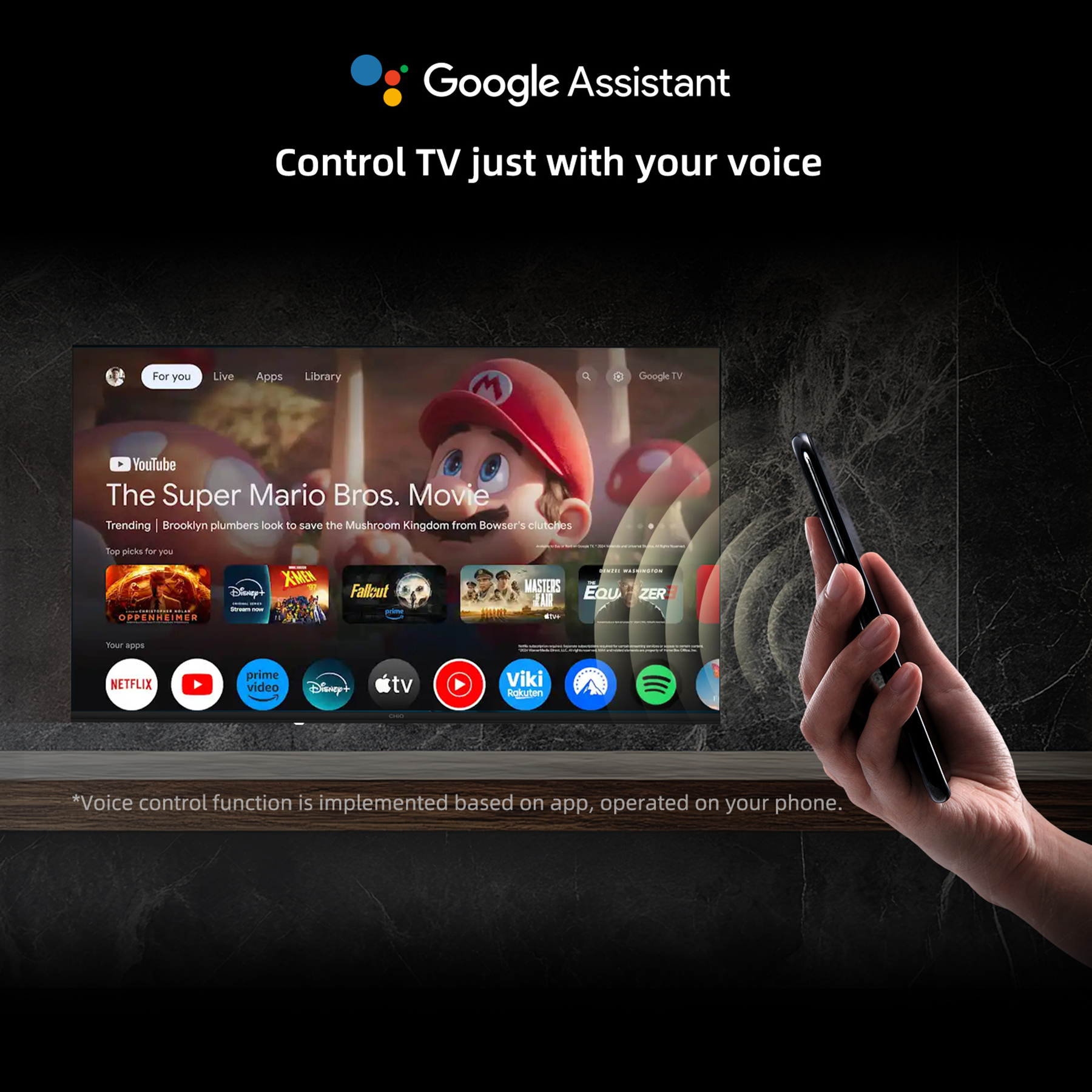 Smartfon steruje telewizorem Smart TV za pomocą aplikacji Asystent Google, wyświetlając filmy.