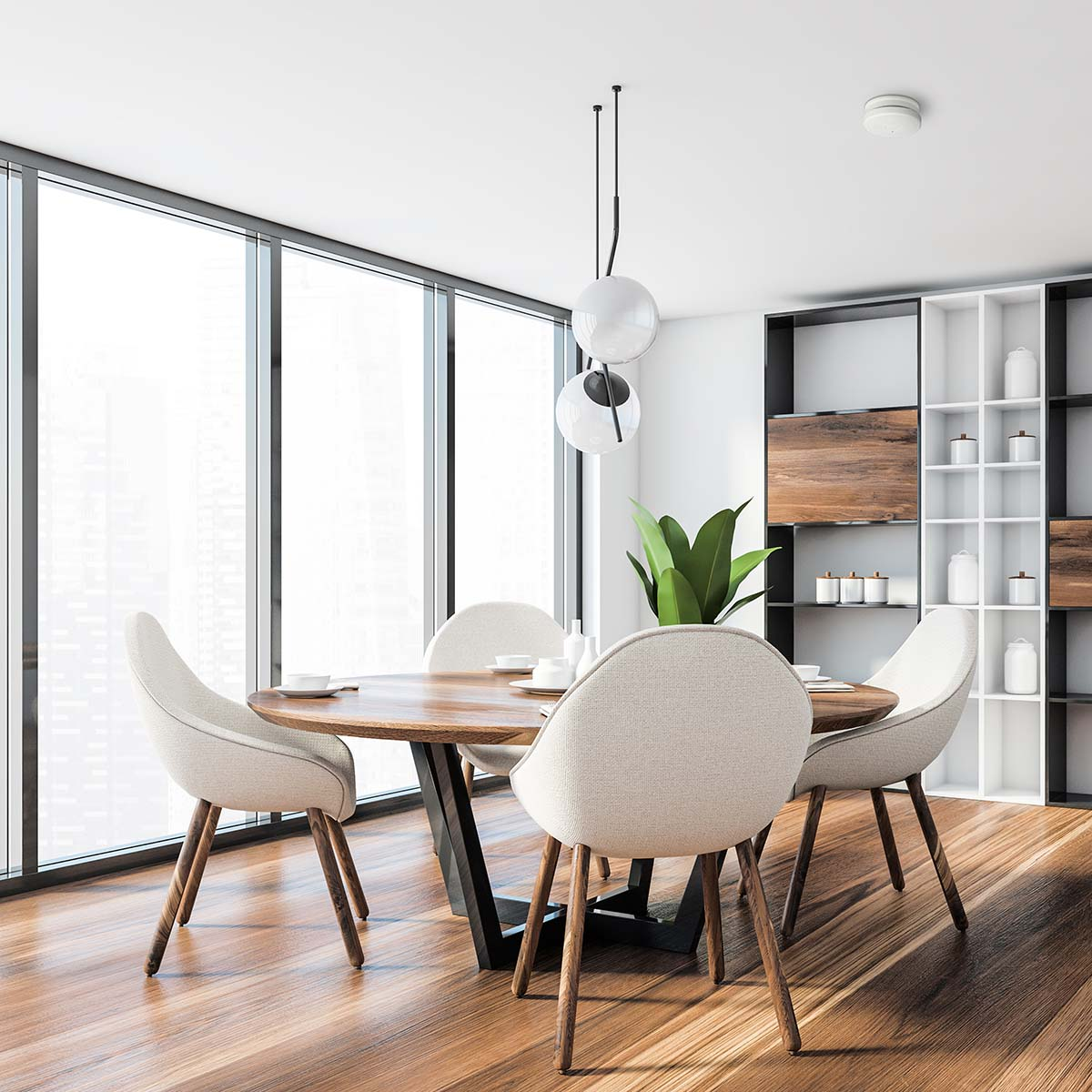 Okrągły drewniany stół z czterema krzesłami i regałem.