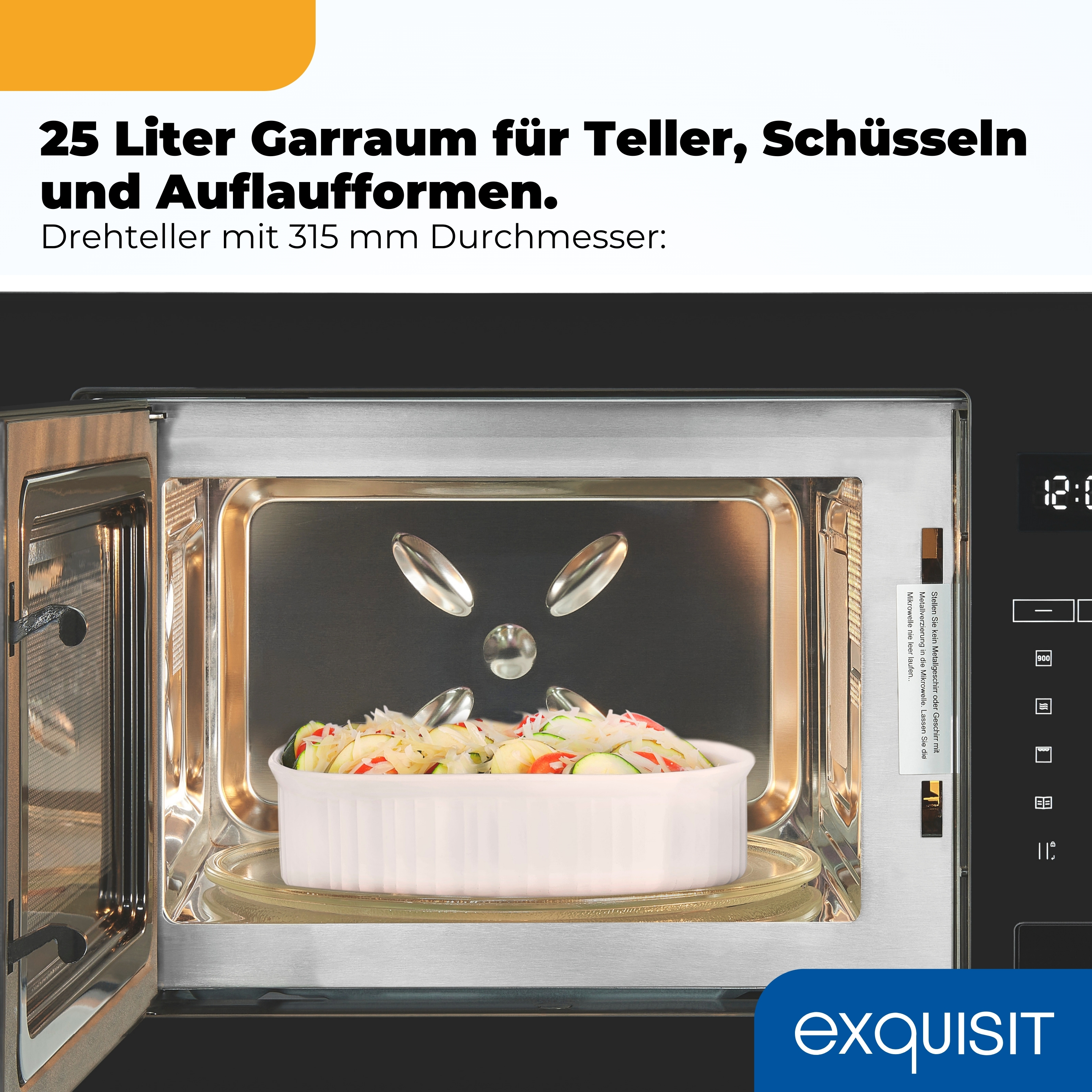 Offene Mikrowelle mit weißer Auflaufform auf Drehteller.