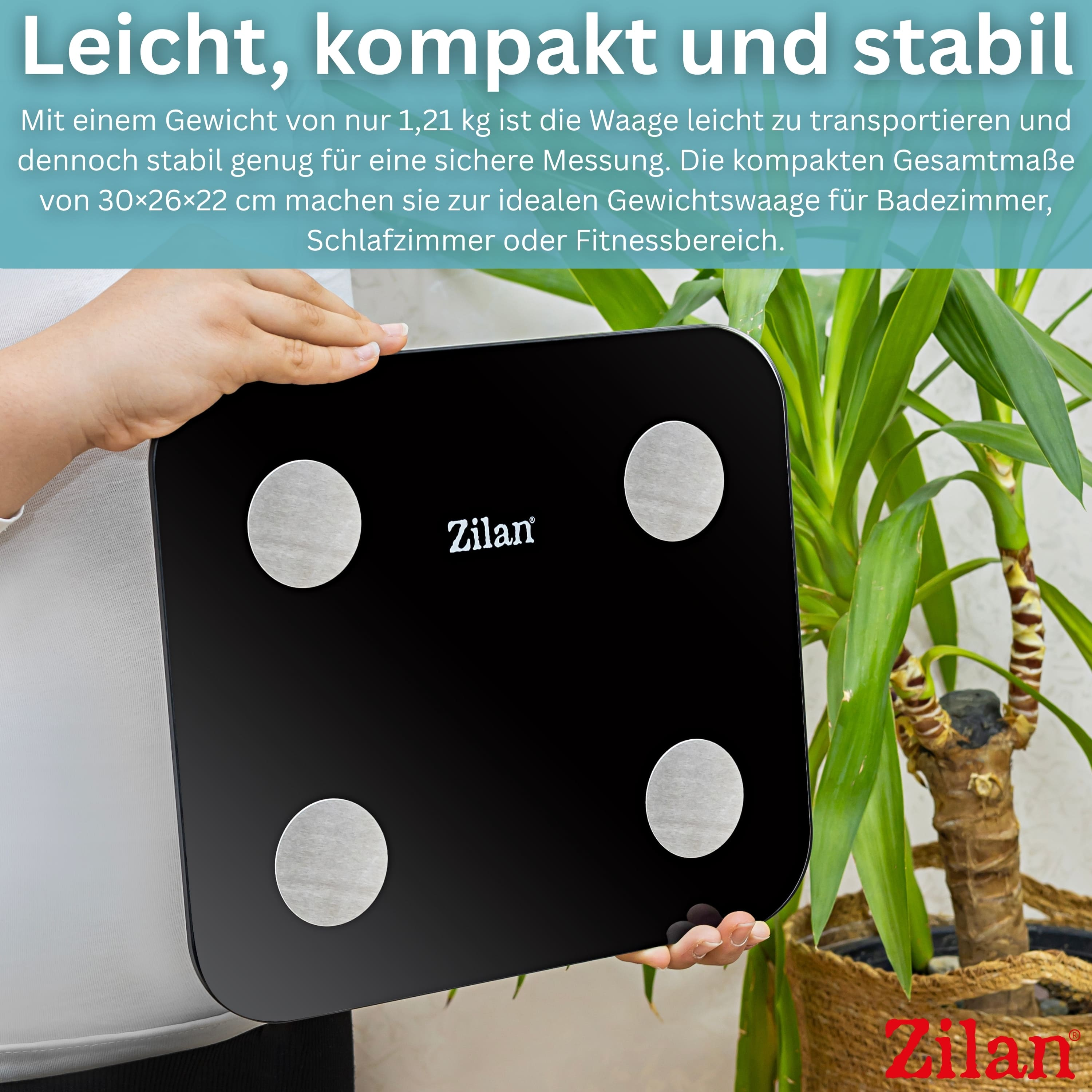 Eine Person hält eine schwarze Zilan Personenwaage mit vier silbernen Sensoren.