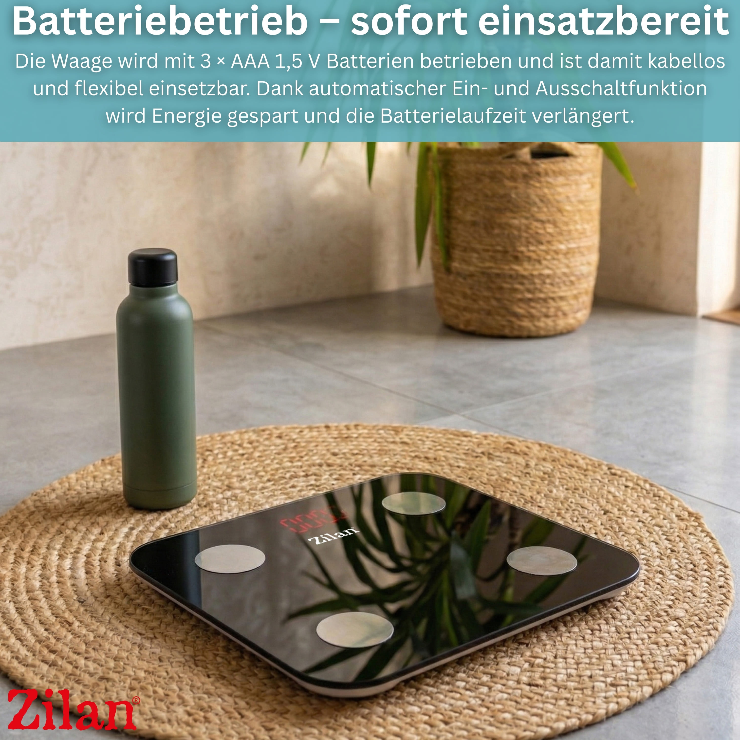 Eine grüne Wasserflasche steht neben einer digitalen Waage auf einem runden Teppich.