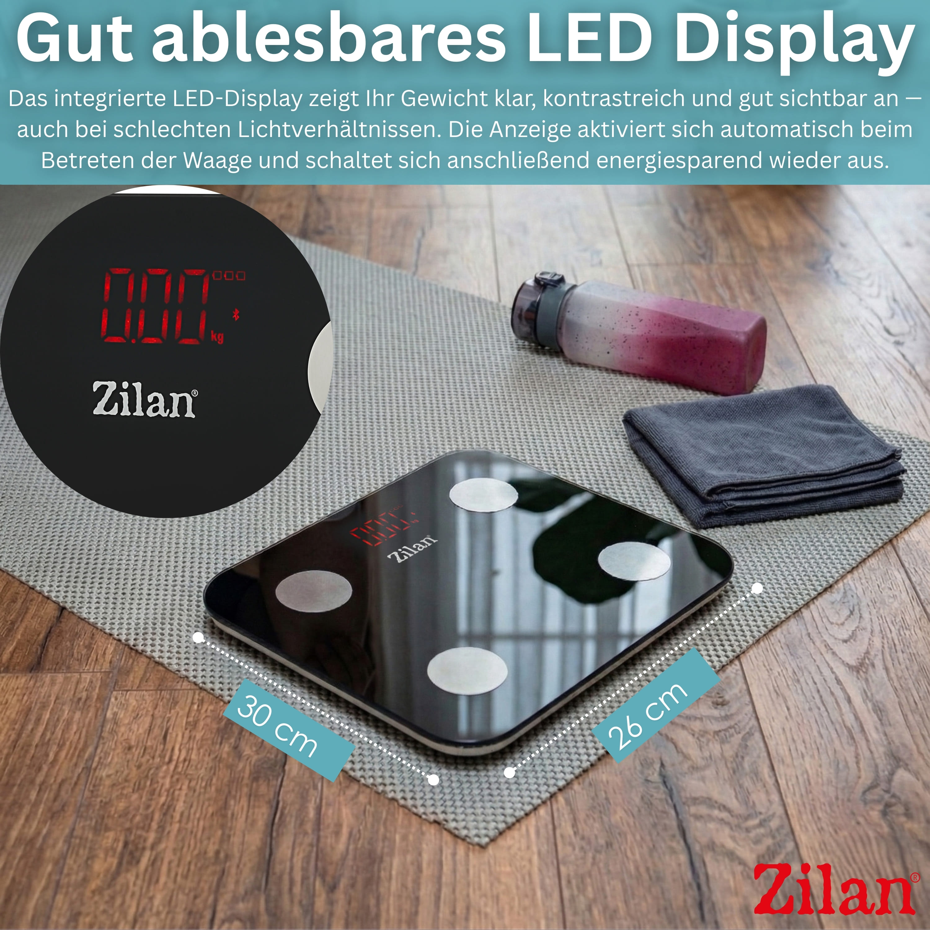 Eine digitale Personenwaage mit LED-Anzeige, daneben ein Handtuch und eine Flasche.