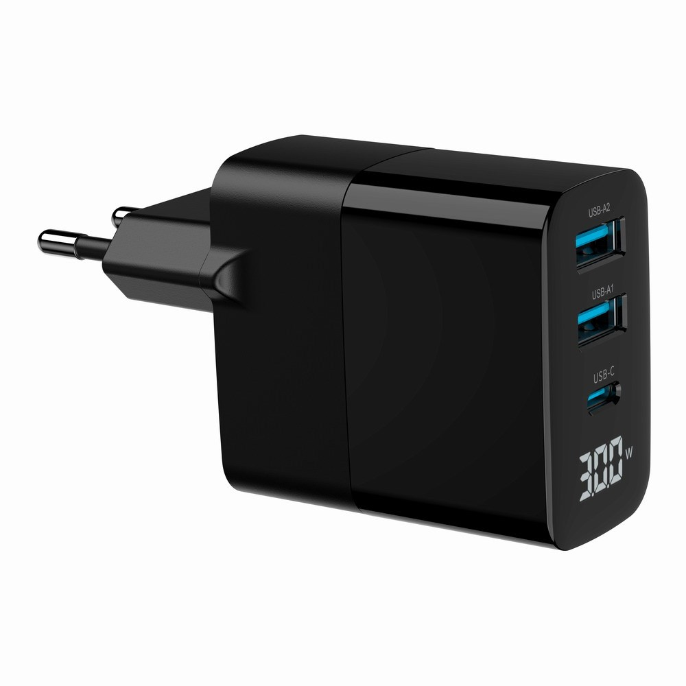 Zwarte USB-oplader met drie poorten en digitale wattweergave.