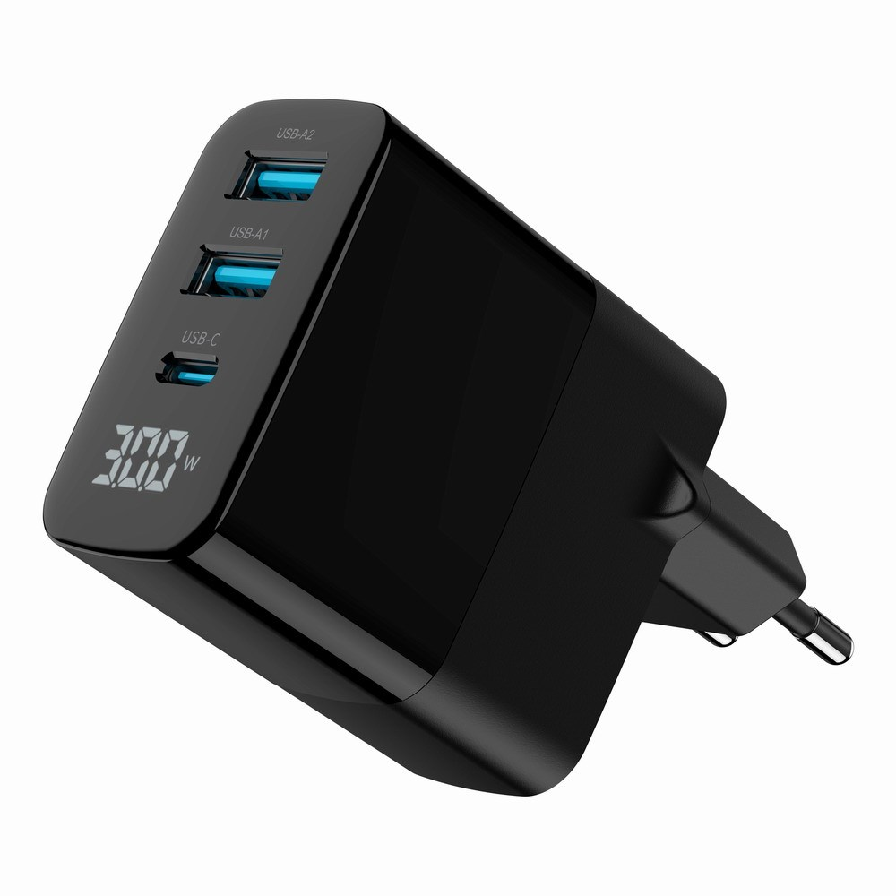 Zwarte USB-C lader met drie poorten en digitaal display.