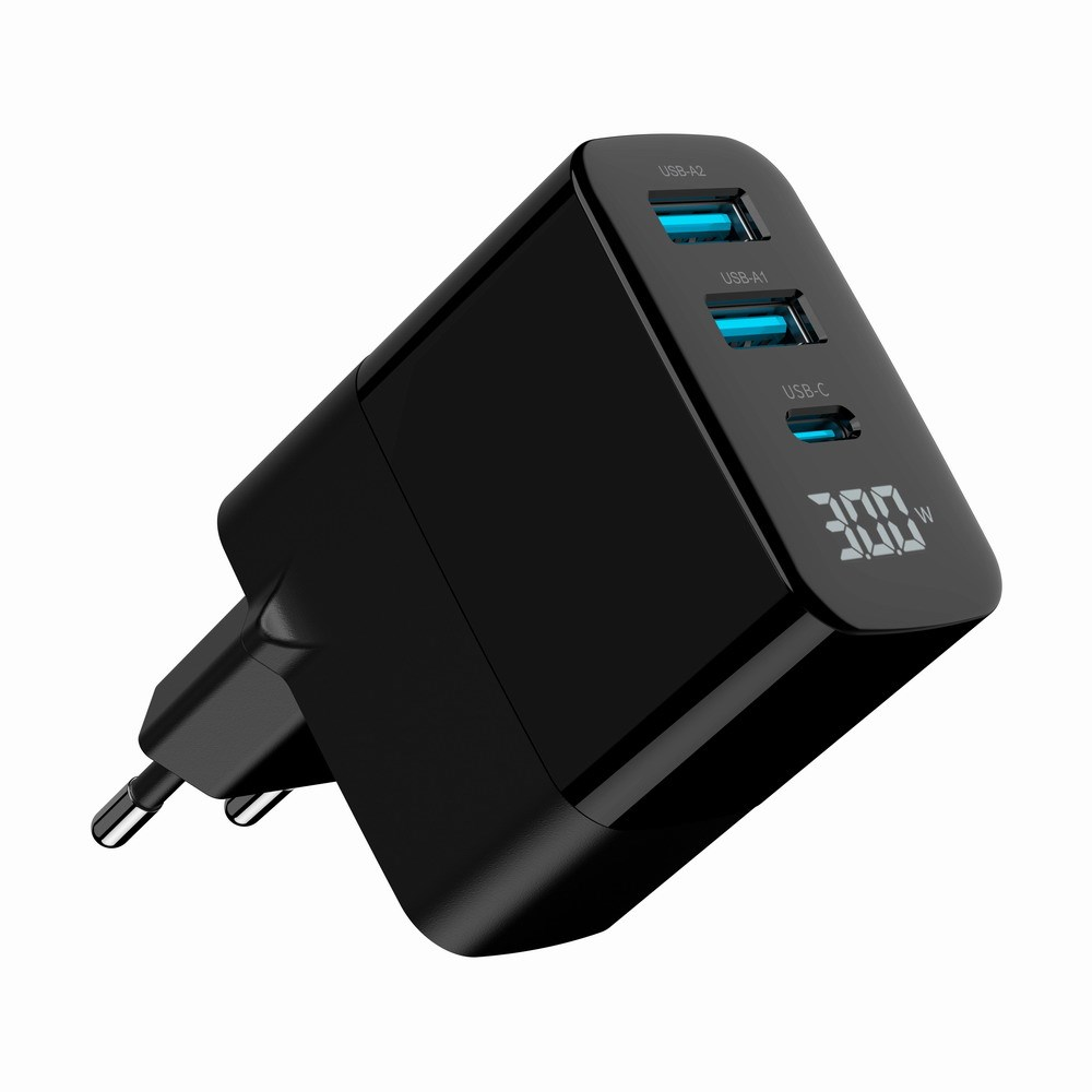 Zwarte oplader met 3 poorten: 2x USB-A, 1x USB-C en digitale wattweergave.