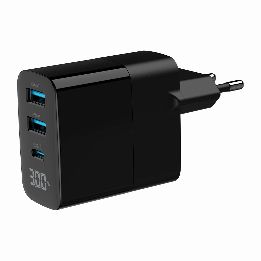 Zwarte USB-opladeradapter met drie poorten en digitaal display.