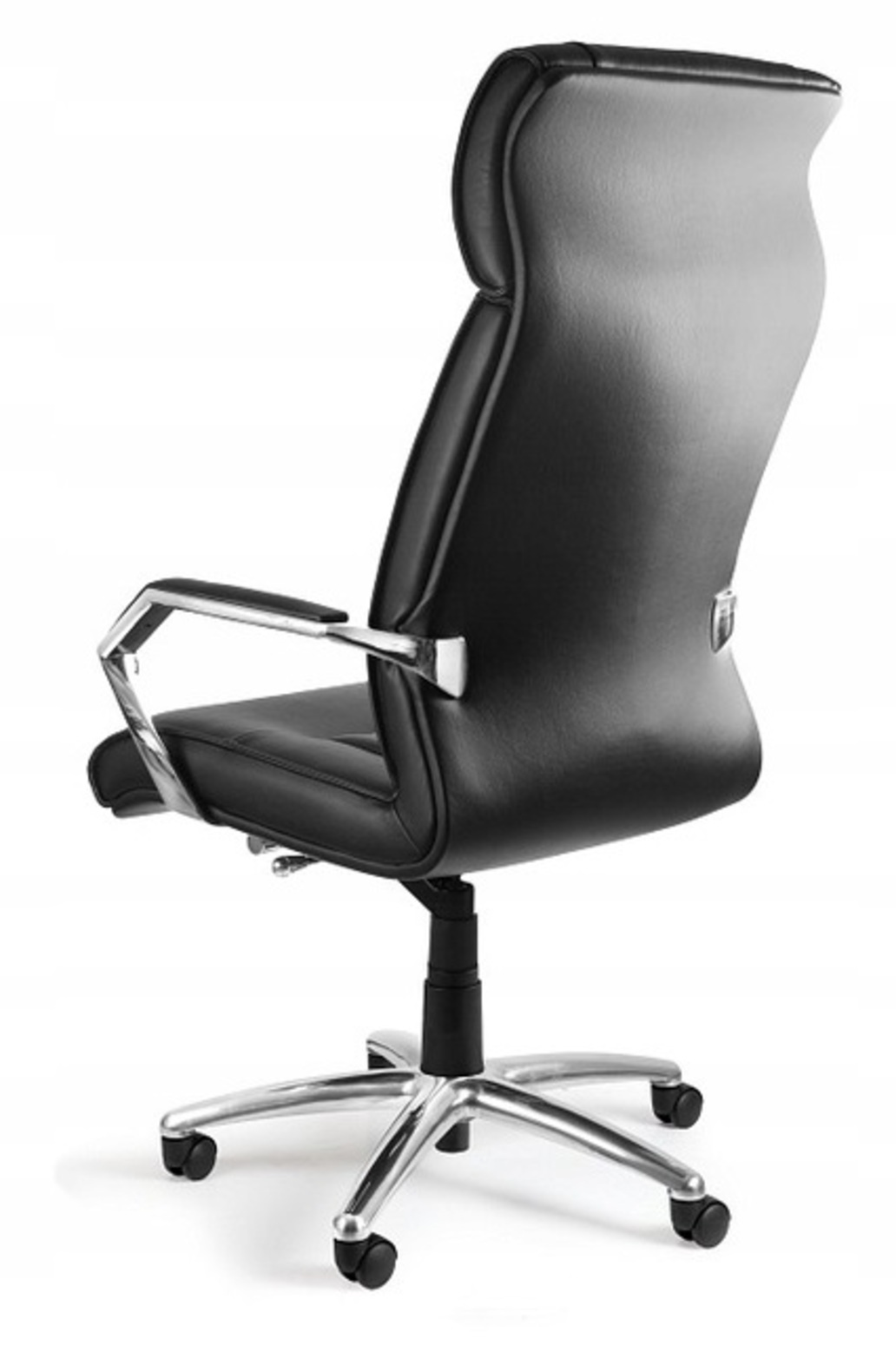 Czarny skórzany fotel biurowy z chromowanymi podłokietnikami i kółkami.