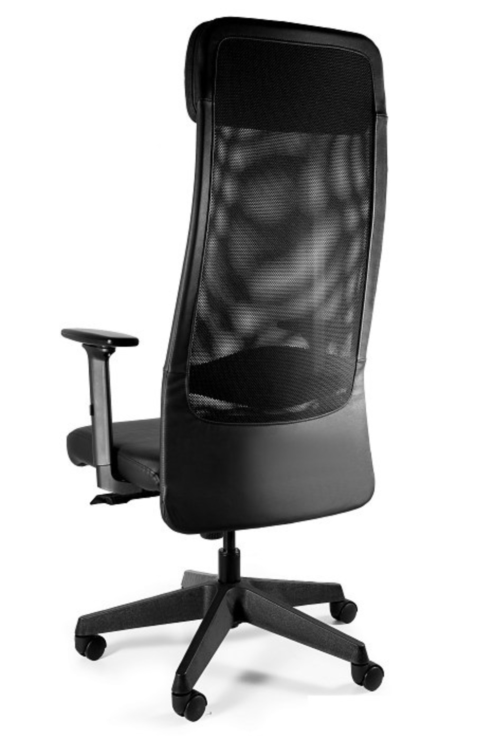 Czarny fotel biurowy z siatkowym oparciem, skórzanym siedziskiem i kółkami.