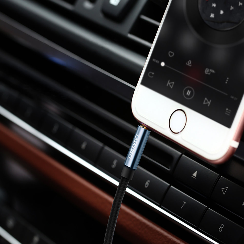 iPhone z niebieskim kablem audio podłączonym do portu ładowania.