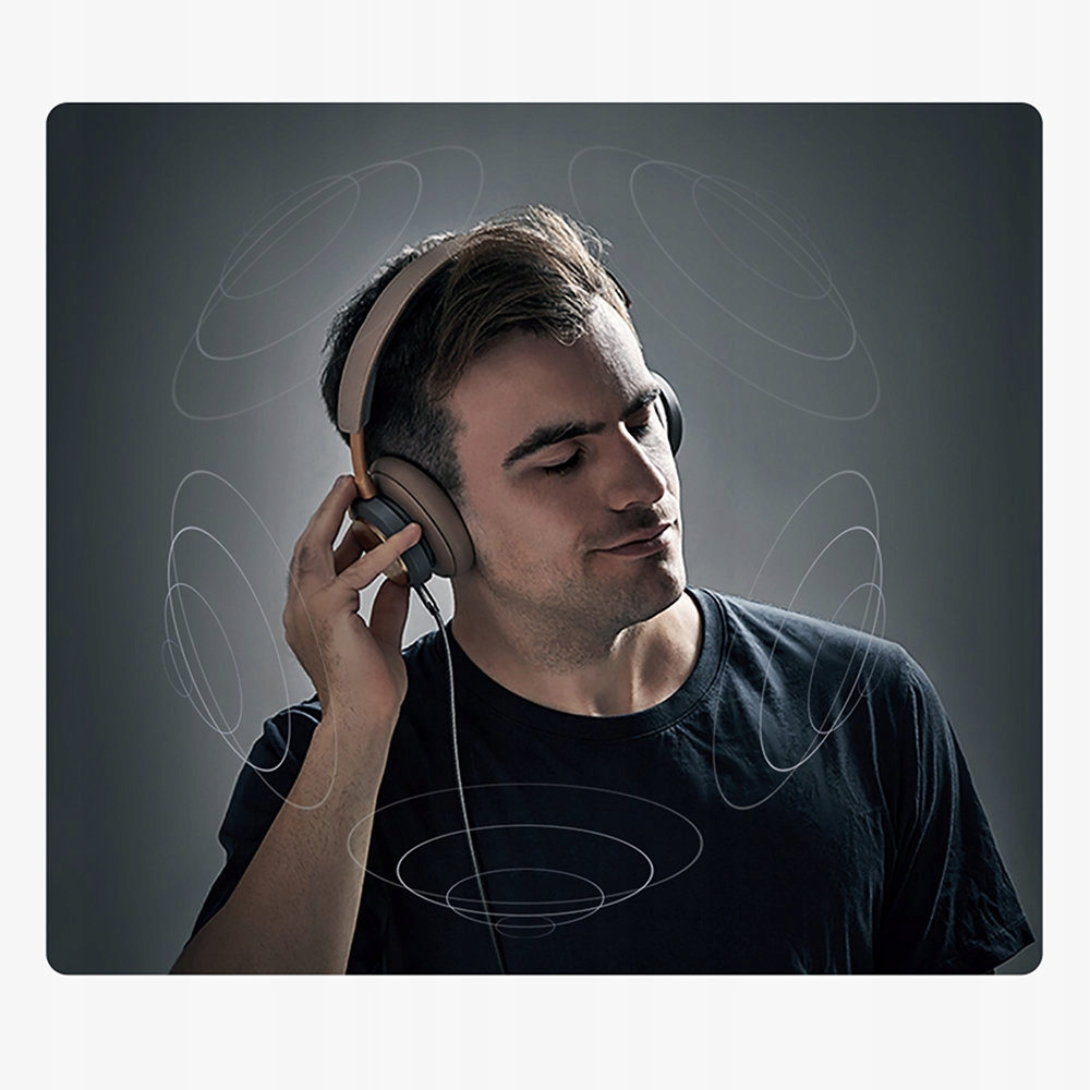 Mężczyzna w słuchawkach, słuchający muzyki, ze stylizowanymi falami dźwięku.