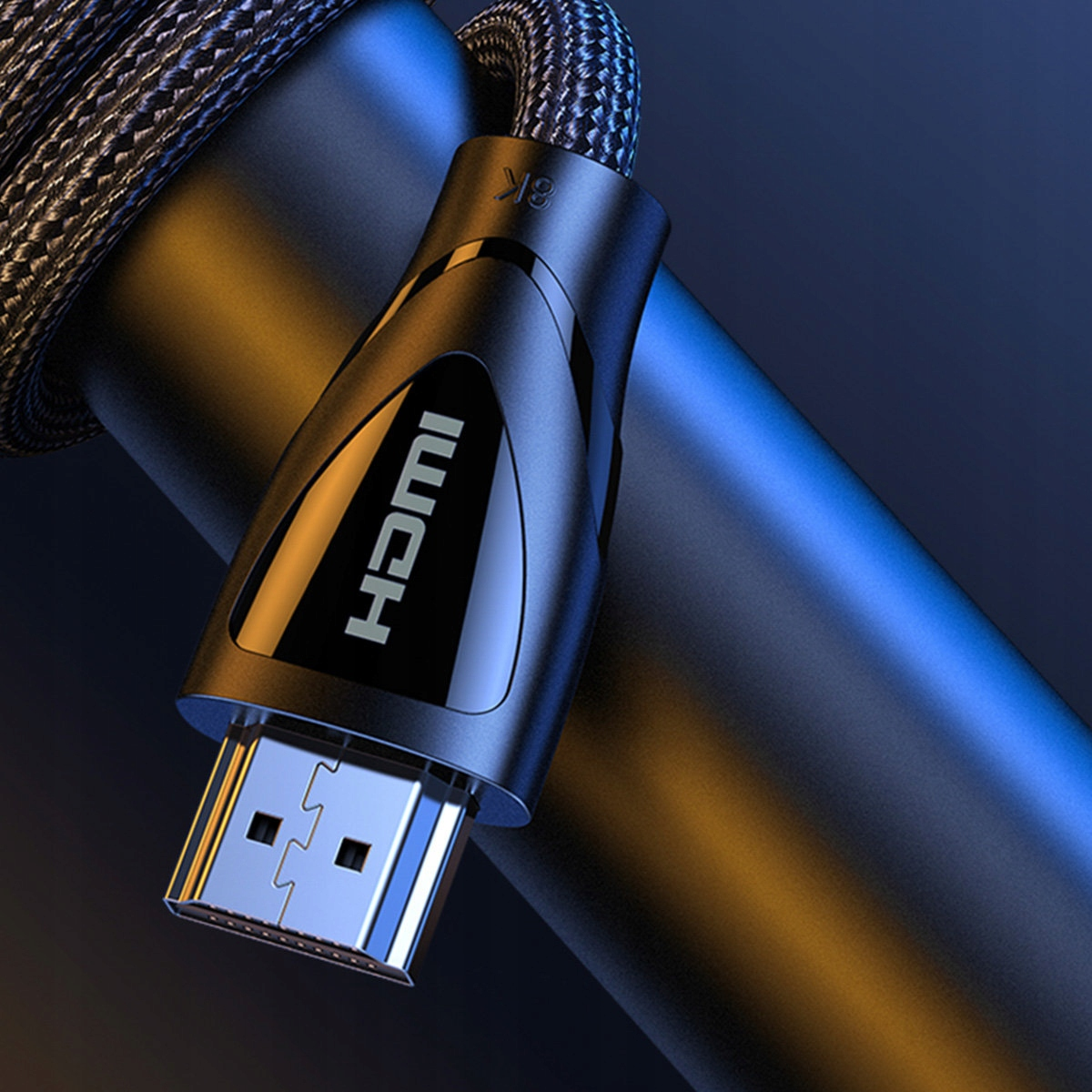 Czarny kabel HDMI z logo 8K i pozłacanym złączem.