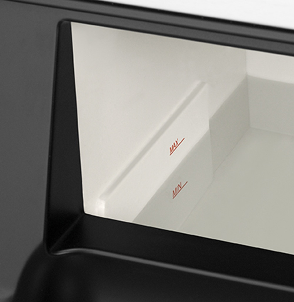 Biały pojemnik z czerwonymi oznaczeniami MAX i MIN.