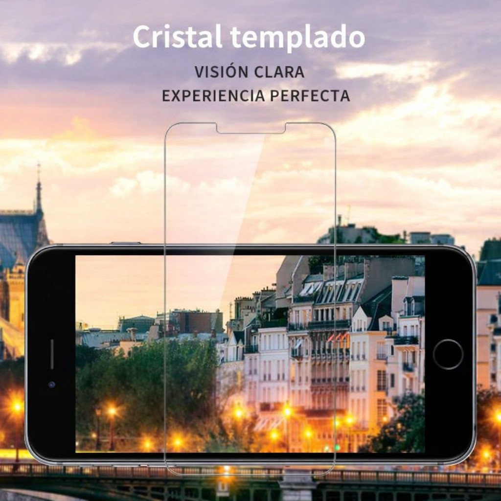 Smartphone con protector de pantalla ante un horizonte urbano al atardecer.