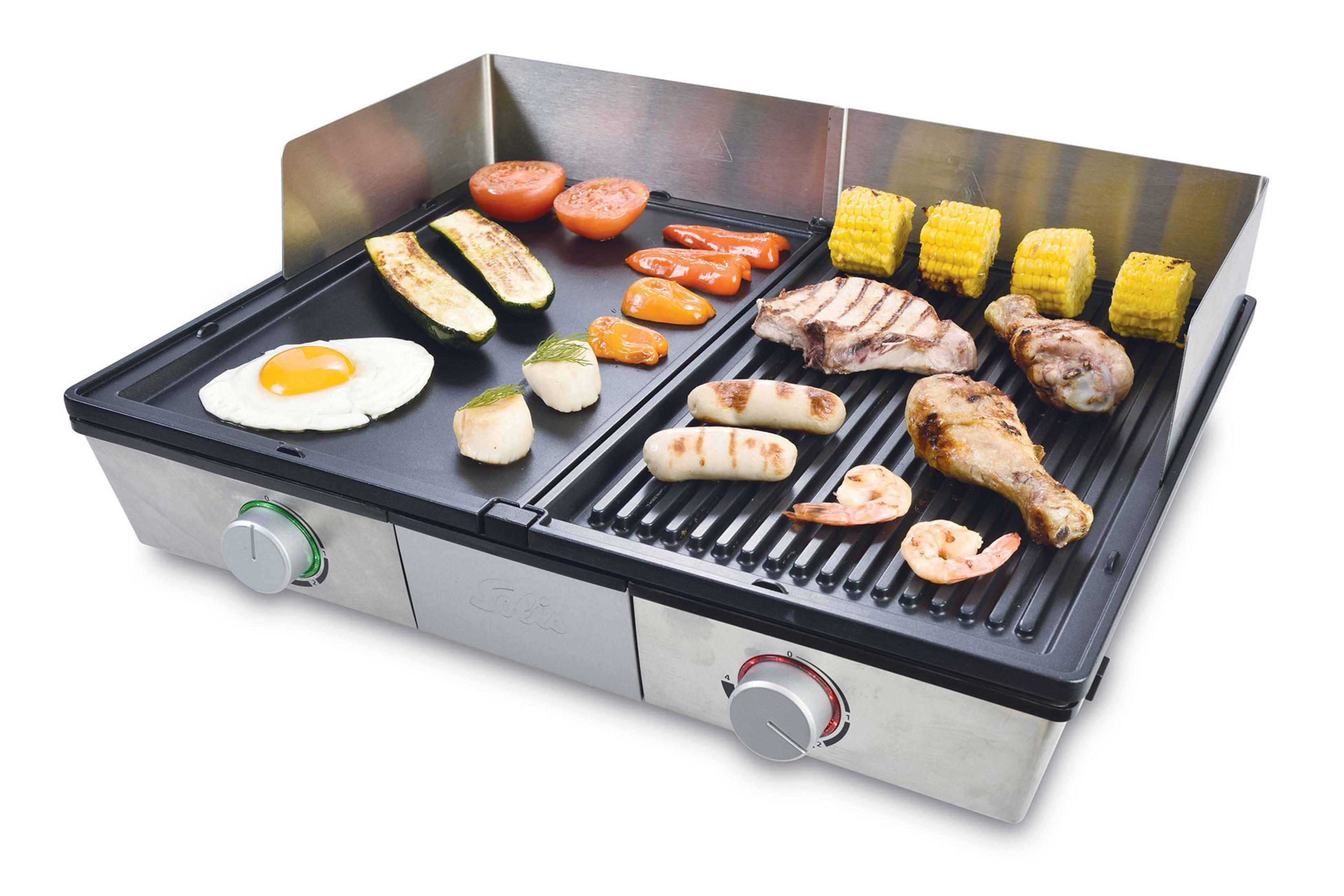 Grill met gebakken ei, courgette, tomaten, pepers, maïs, ribbetjes, kippenpoten en garnalen.