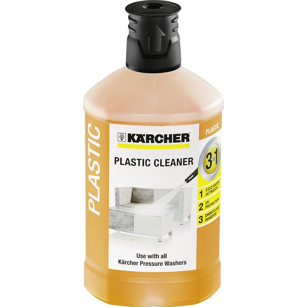 Flacone Kärcher Plastic Cleaner con esempio applicazione su mobili da giardino.