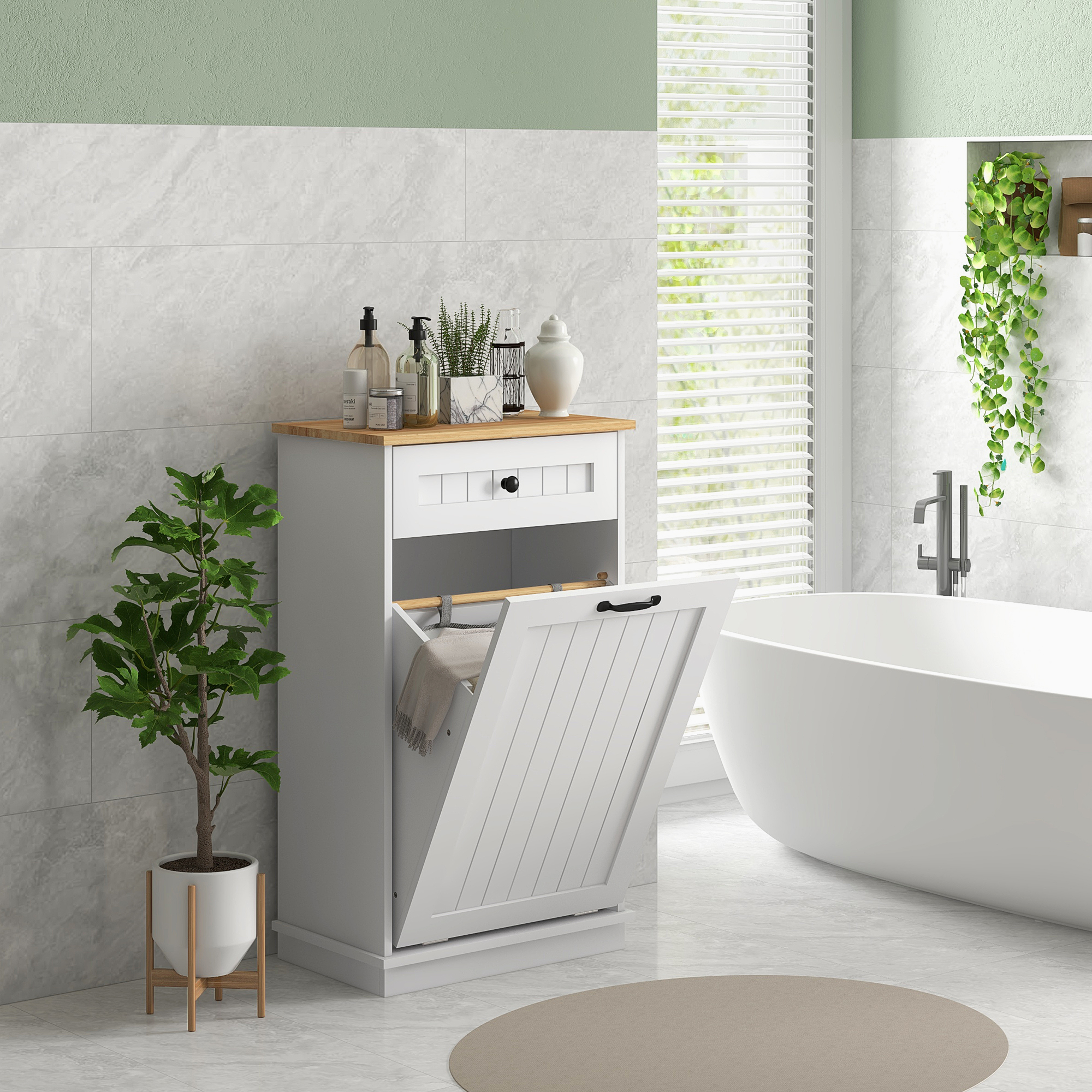 Un cesto de ropa blanco con la puerta abierta junto a una bañera.