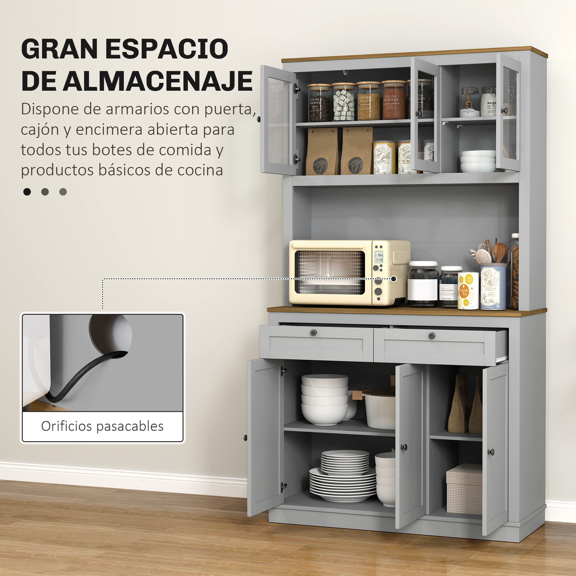 Aparador de cocina gris con puertas de cristal, cajones y estantes abiertos.