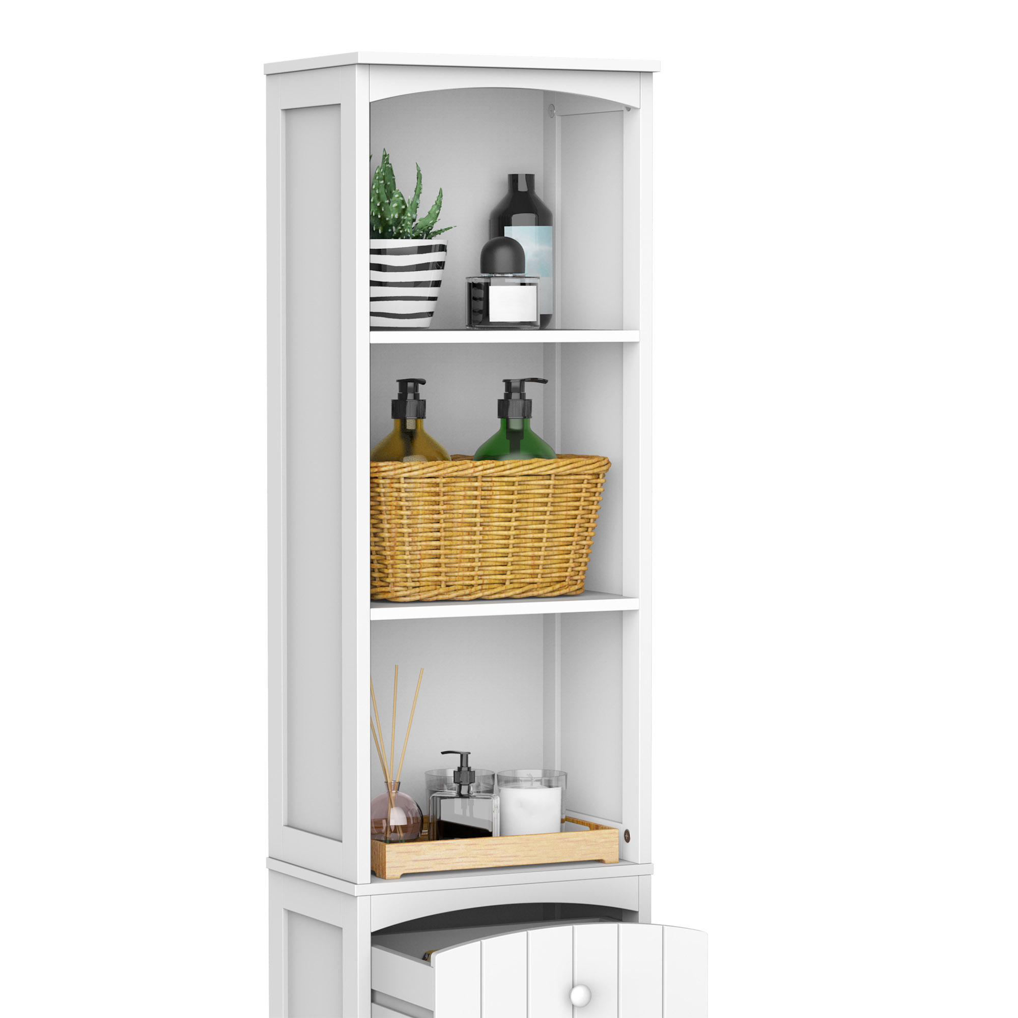 Un mueble alto blanco con estantes abiertos llenos de plantas, botellas y cestas.