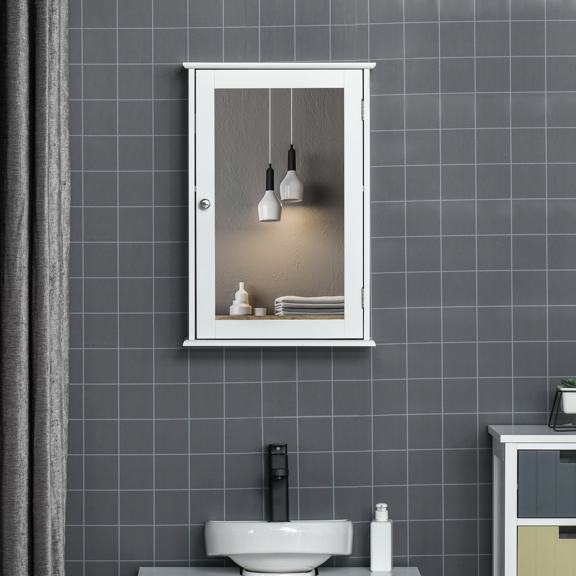 Un botiquín blanco sobre un lavabo con grifo negro.