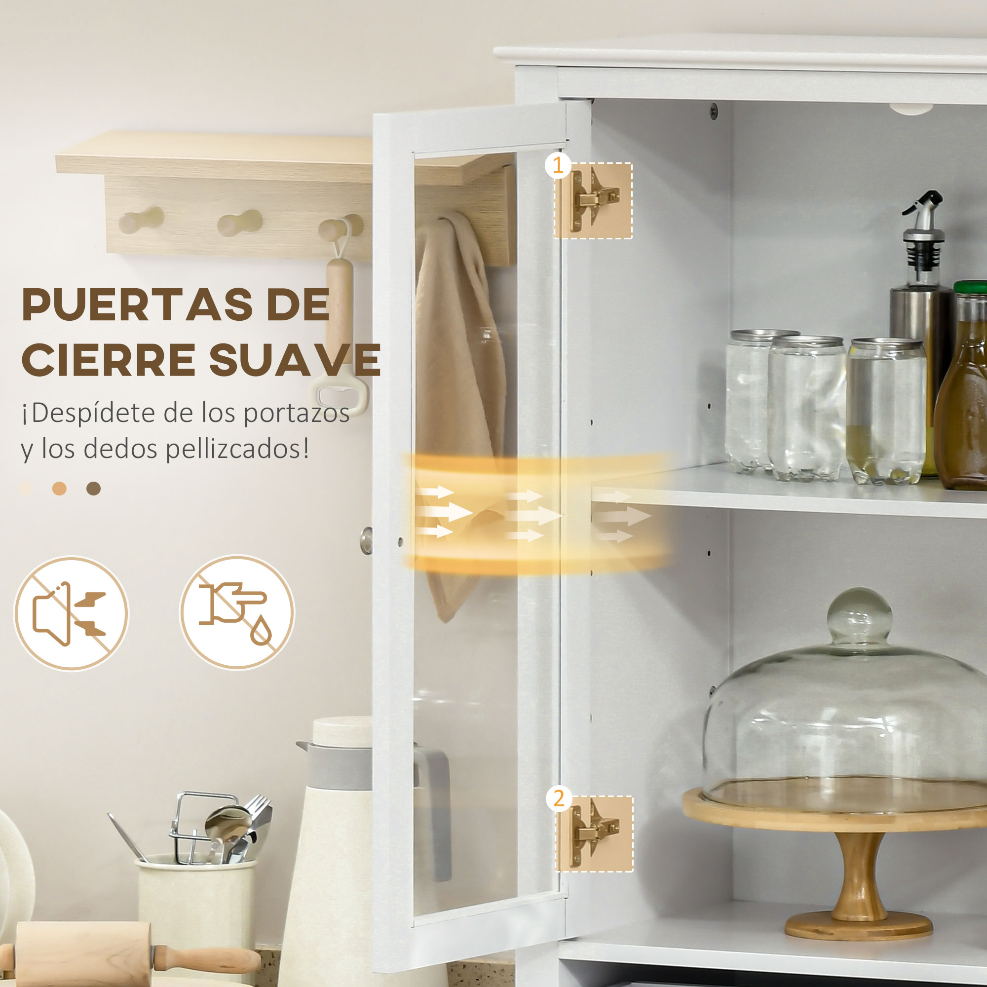 Un armario blanco con puerta de cristal, frascos, botellas y soporte para pasteles.